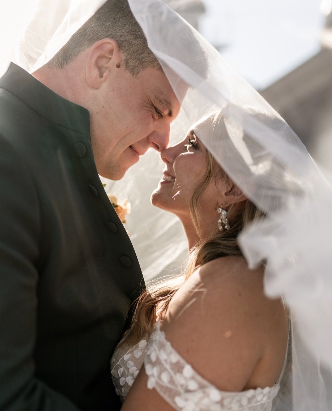 Mountain wedding feels ✨🏔️

Liebe liegt in der Luft - und zwar am Berg auf 2.250m 🤍
Von den feinen Details, &uuml;ber eure winzigen Momente zwischendrin und nebenbei - bis zum Shooting halte ich euren gro&szlig;en Tag f&uuml;r die Ewigkeit fest.

#
