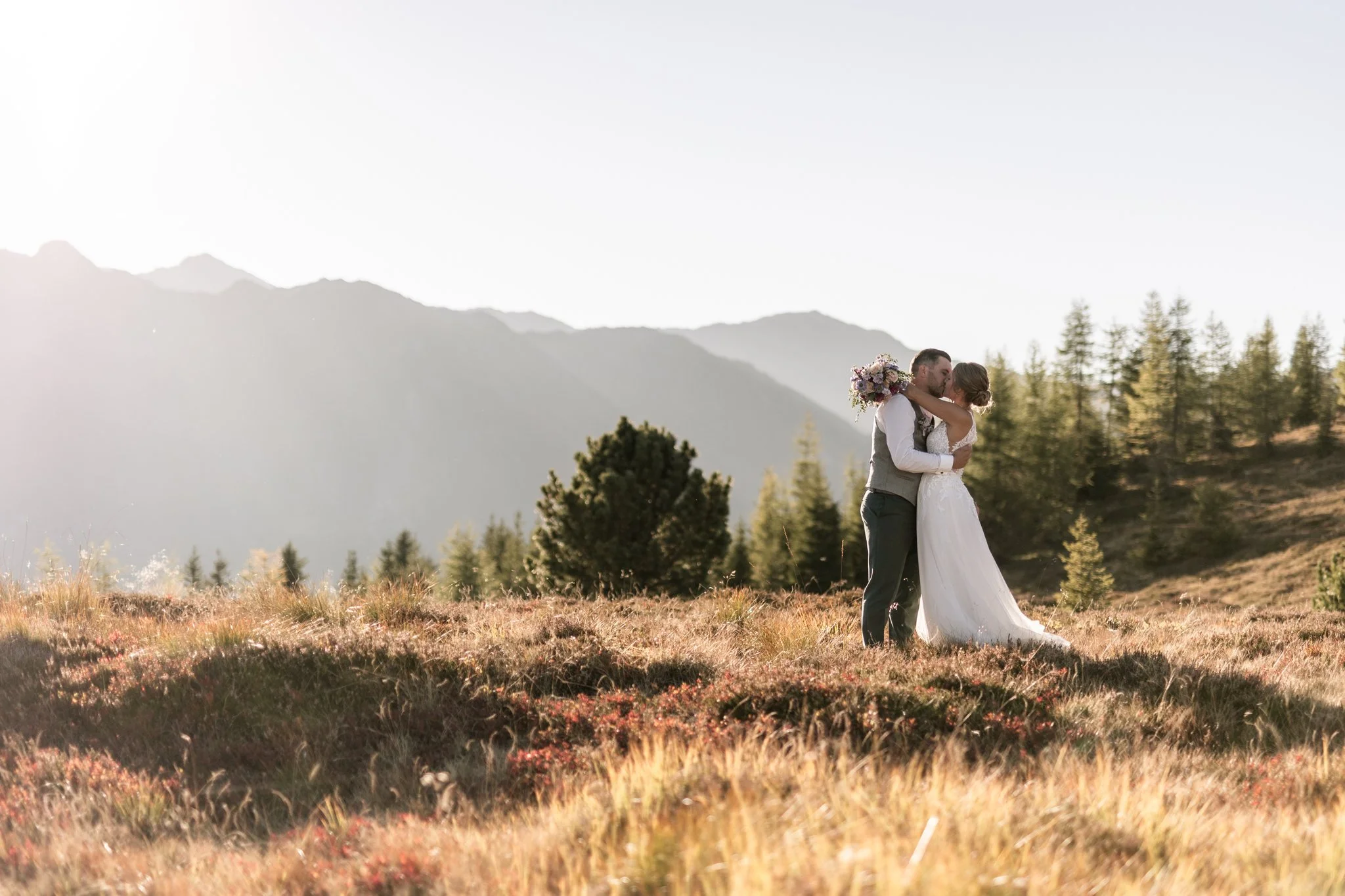 Paar küsst sich, umringt von den Bergen der Tuxer Alpen im Zillertal