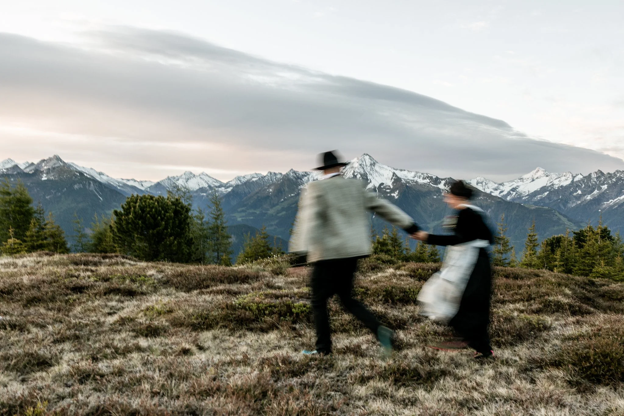 Bewegende Liebe bei einem Hochzeitsshooting im Zillertal