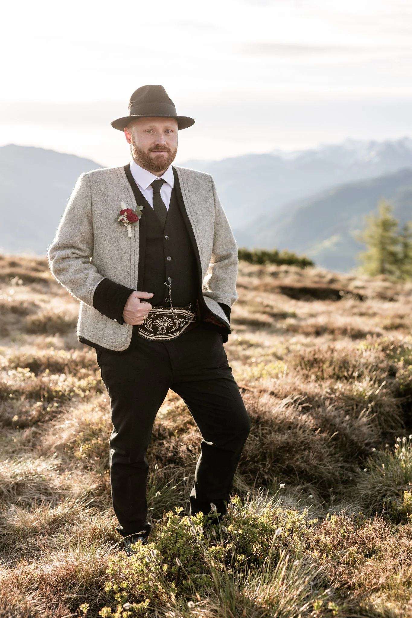 Mann in traditioneller Zillertaler Tracht, mit Tuxer Jacke, Ranzen mit Federkiel, schwarzer Hose und schwarzem Hut. 