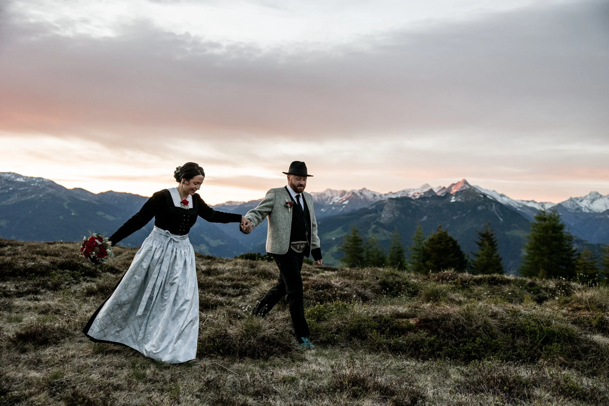 Hand in Hand ein Leben lang. Hochzeitsfoto im Zillertal, Hochzeitsfotos zum Sonnenaufgang
