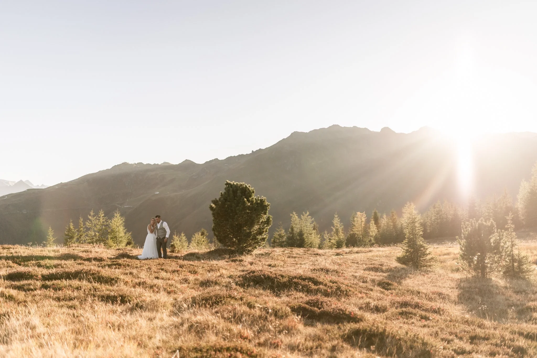 Hochzeitspaar mit Panorama am Berg