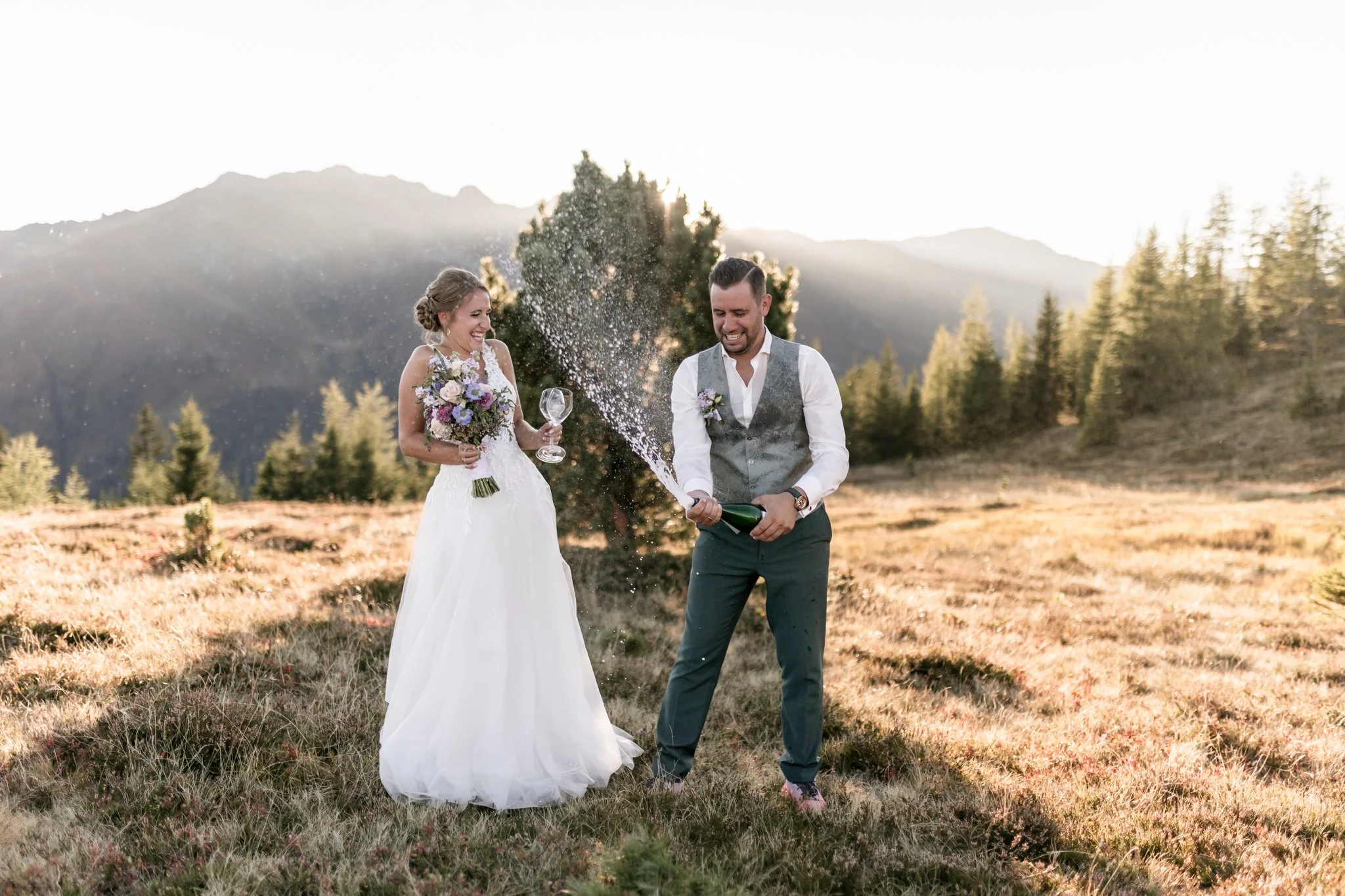 Bräutigam öffnete Sektflasche, der aus der Flasche kommt und Schäumt 