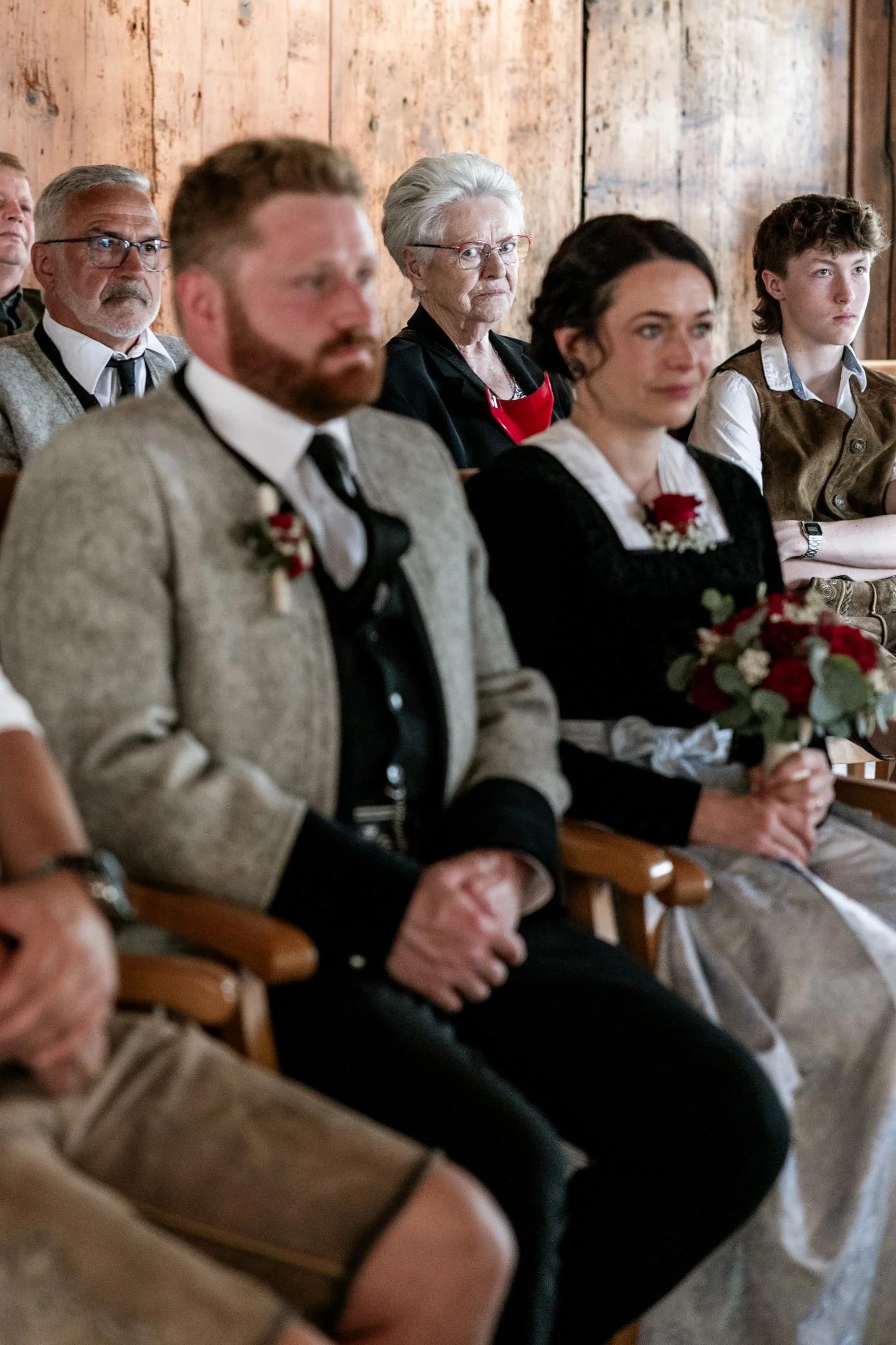 Fotos von den anwesenden Gästen, wie hier die Oma, werden vom Hochzeitsfotograf im Zillertal immer gemacht. 
