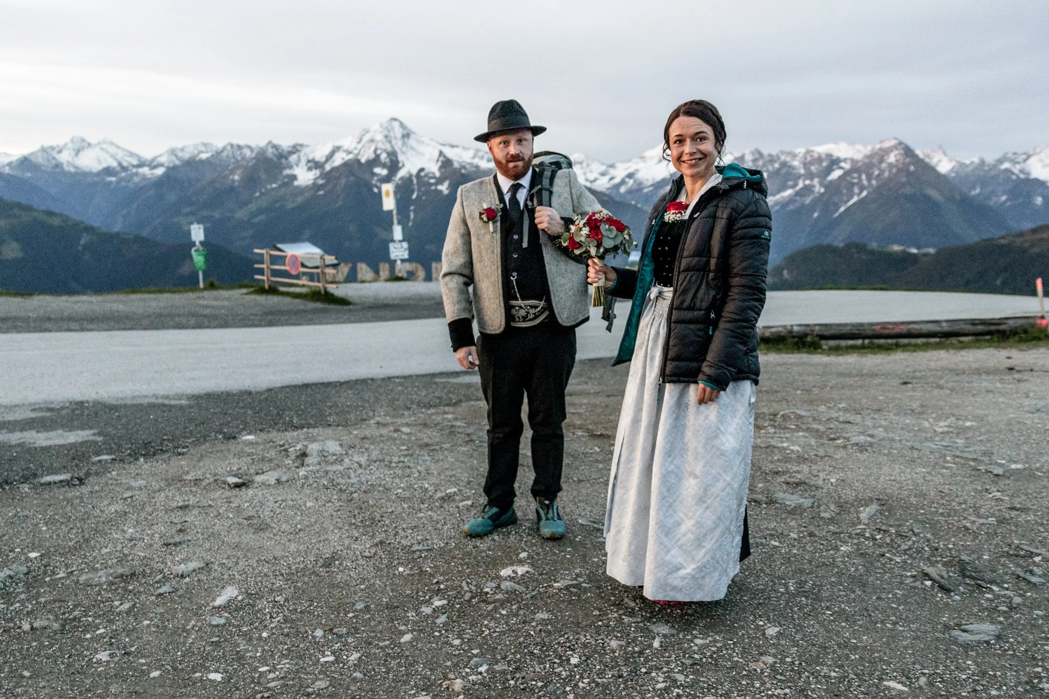 In aller Früh - Hochzeitspaar in Traditioneller Zillertaler Tracht auf 2.000m Höhe in den Zillertaler Alpen