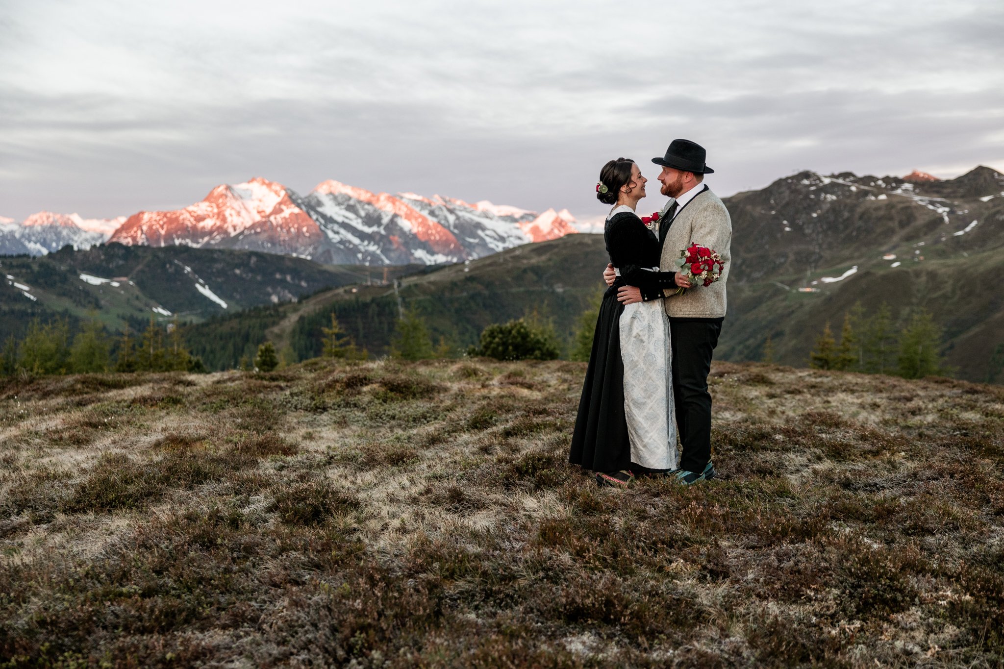 Liebe in den Bergen. Im Hintergrund die Zillertaler Alpen mit Blick auf die Grünbergspitze in Finkenberg. 