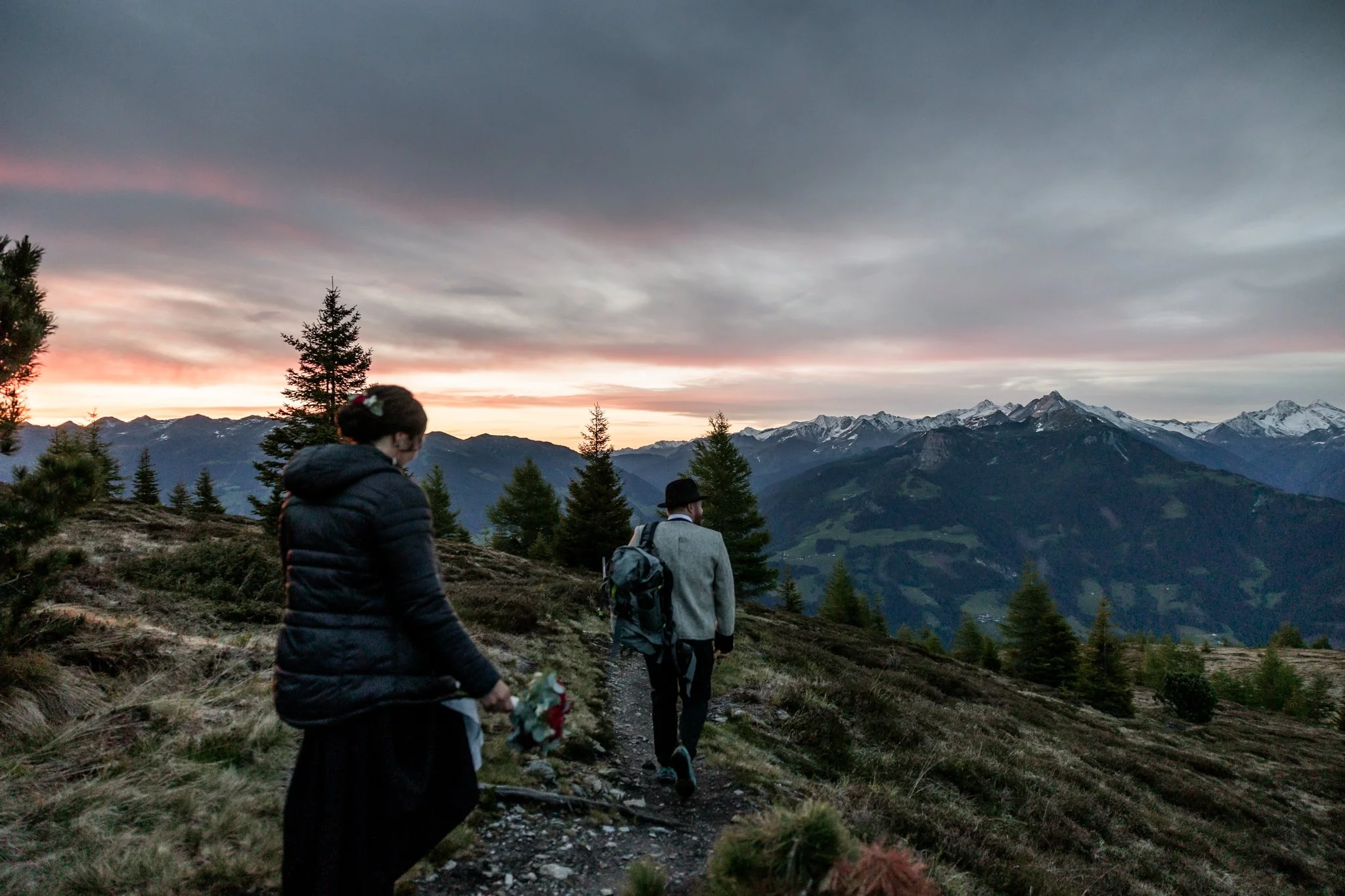 Wanderung von der Braut und Bräutigam zur Fotolocation zum Sonnenaufgangsfotoshooting 