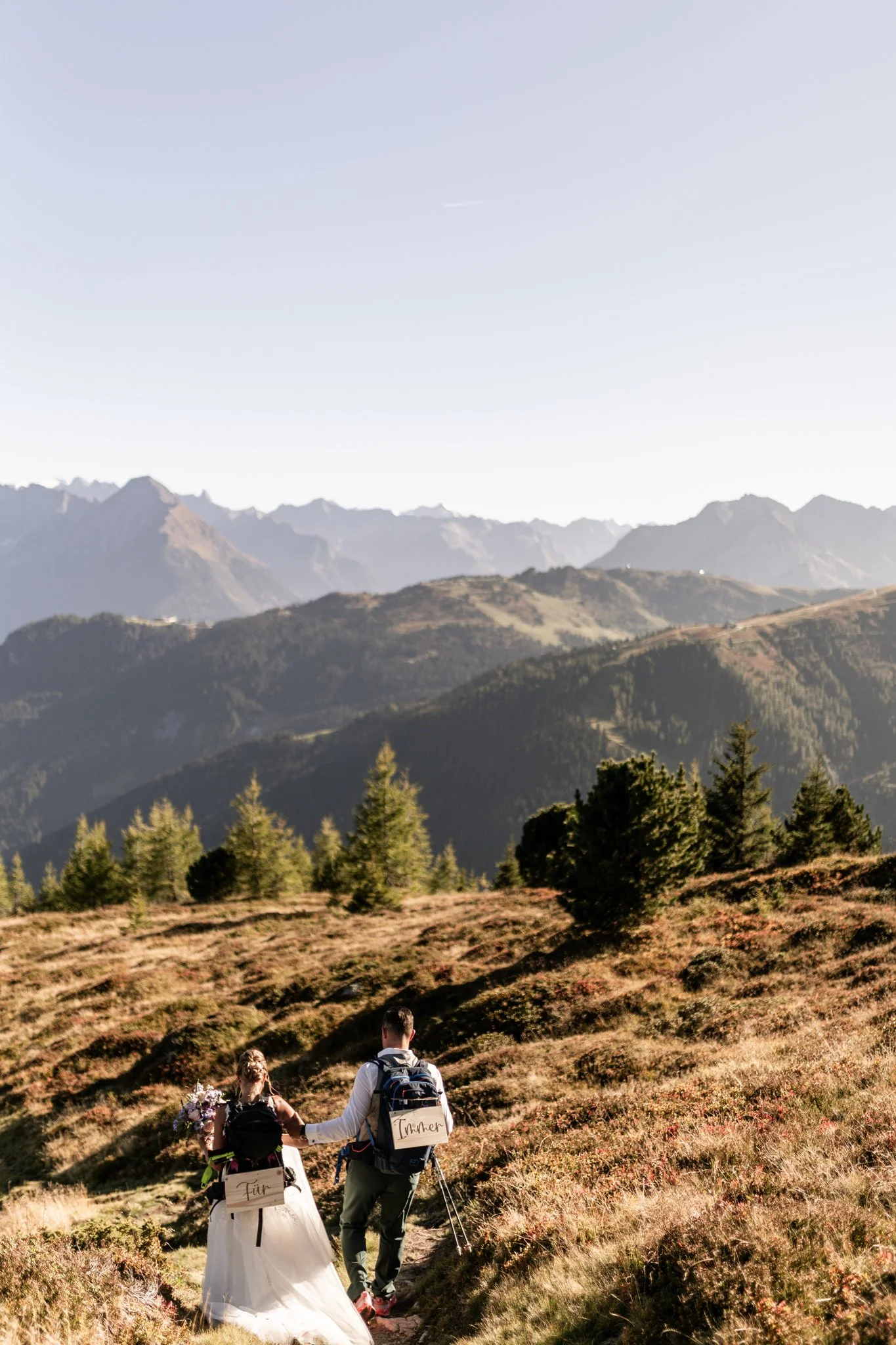 Wanderung des Brautpaares durch herbstliche Landschaft in den Zillertaler Bergen