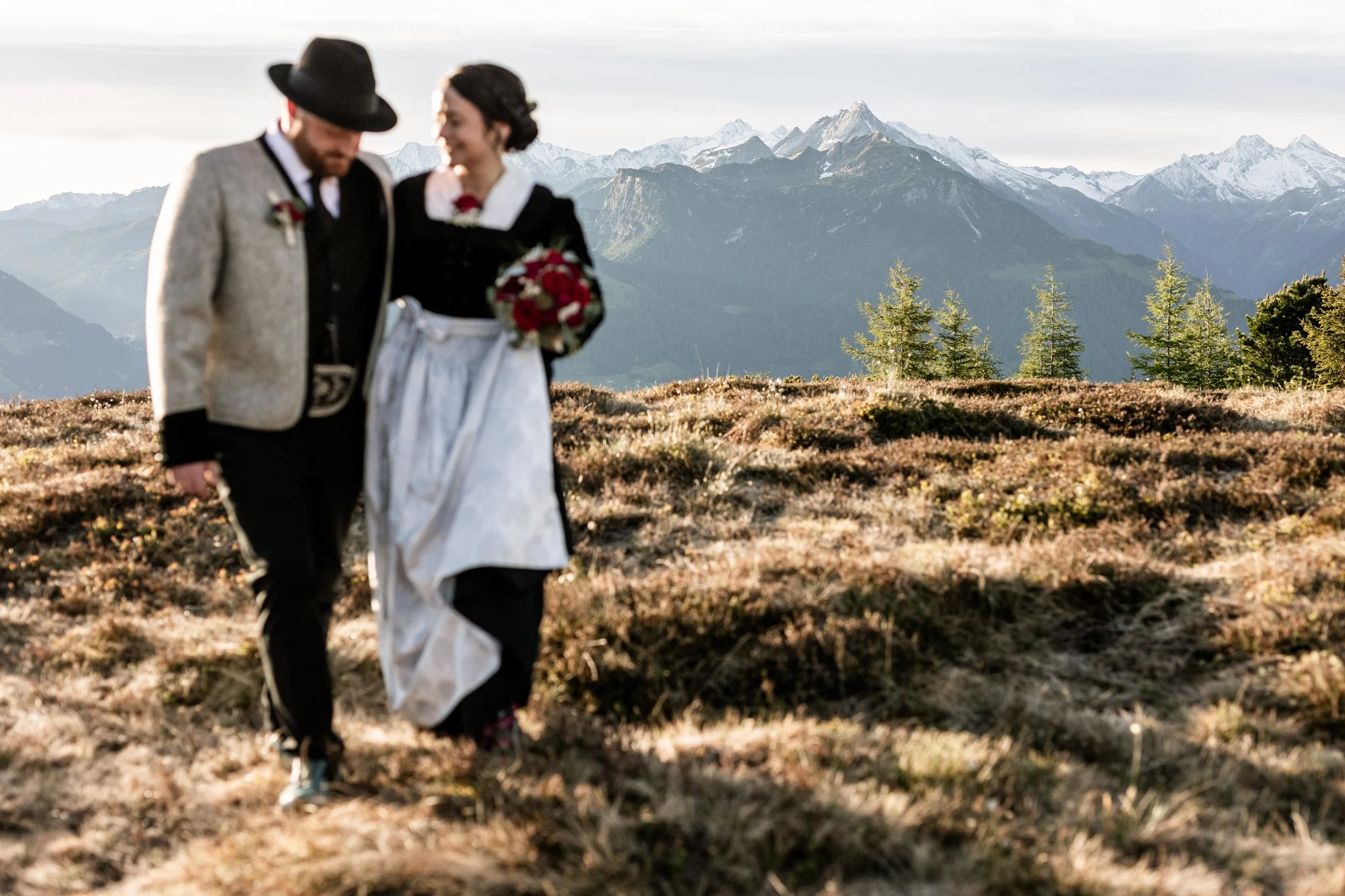 Brautpaar am Berg, Berghochzeit, Sonnenaufgangsshooting