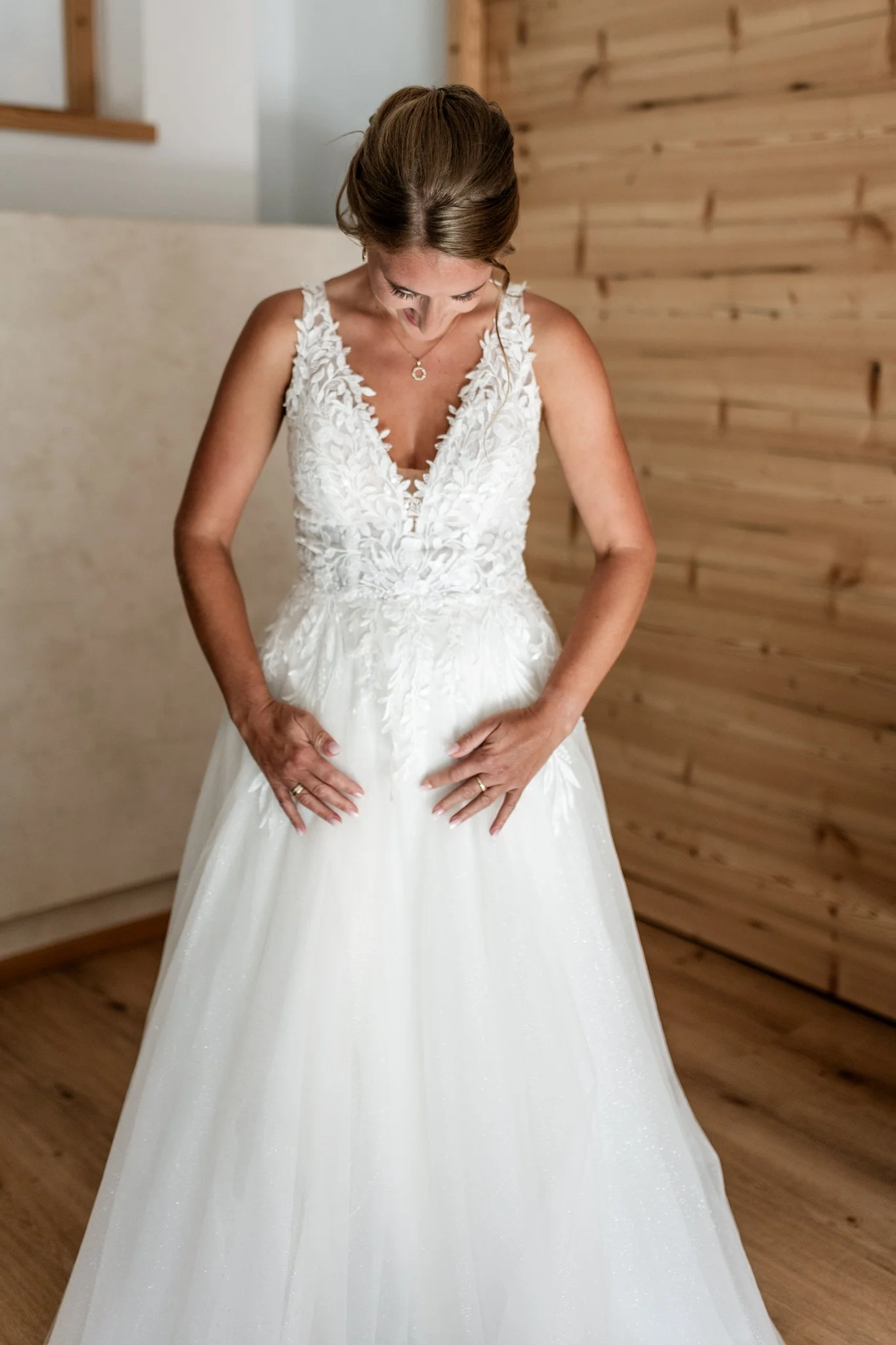 Stolze Braut das erste Mal im Hochzeitskleid 