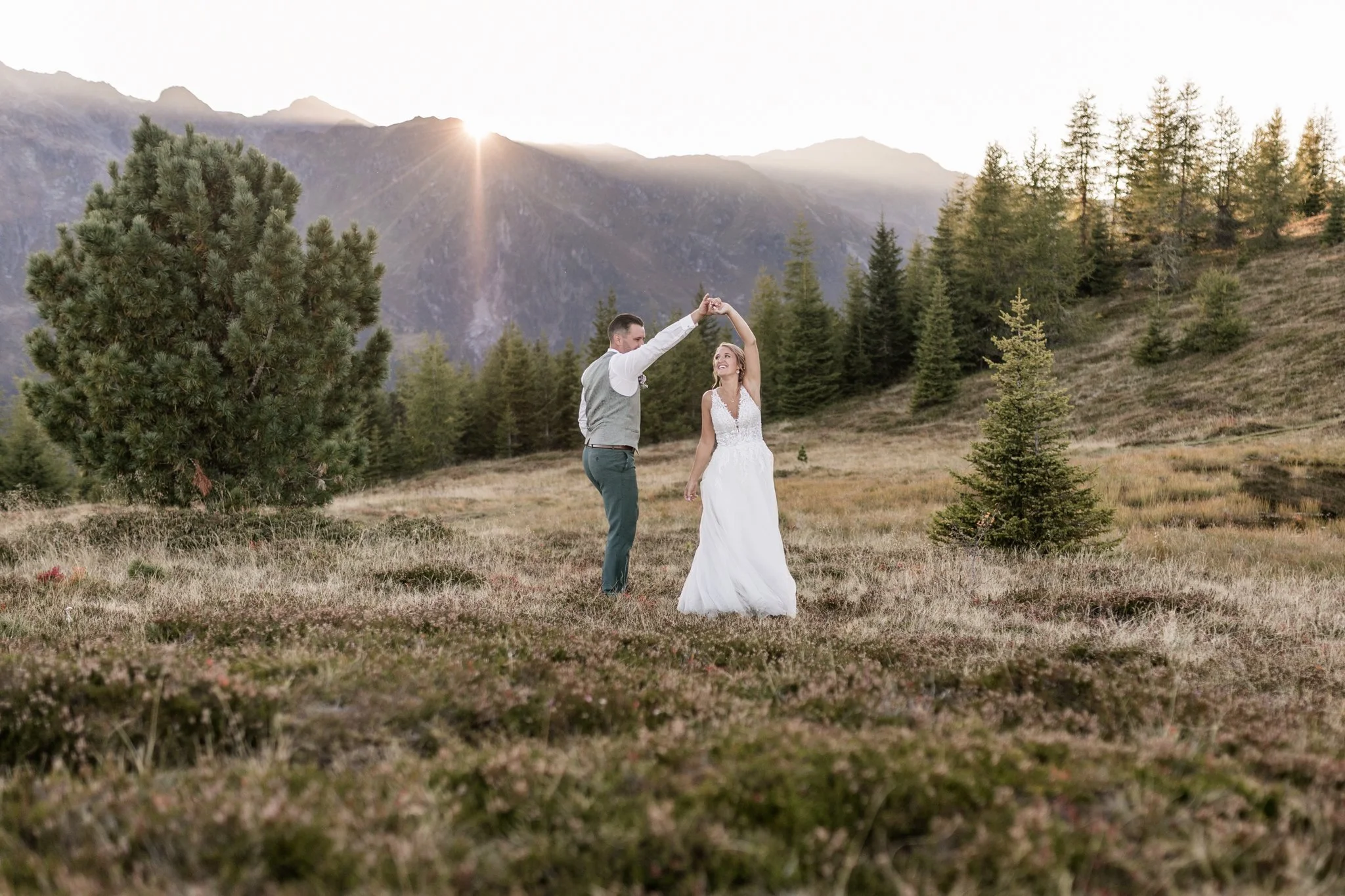 Brauttanz am Berg bei Sonnenuntergang