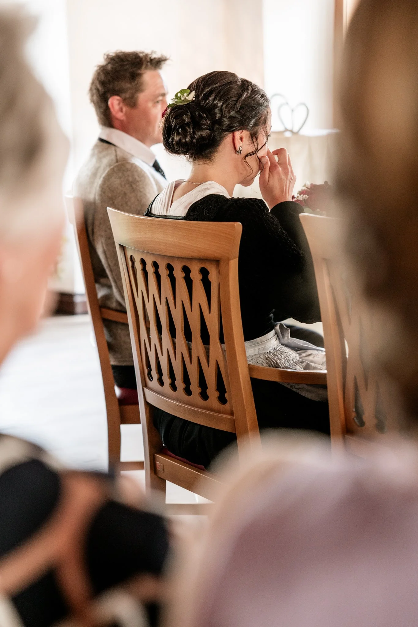 gerührte Braut mit Tränen in den Augen bei emotionaler Hochzeit im Standesamt Fügen, Hochzeitsfotograf Zillertal 