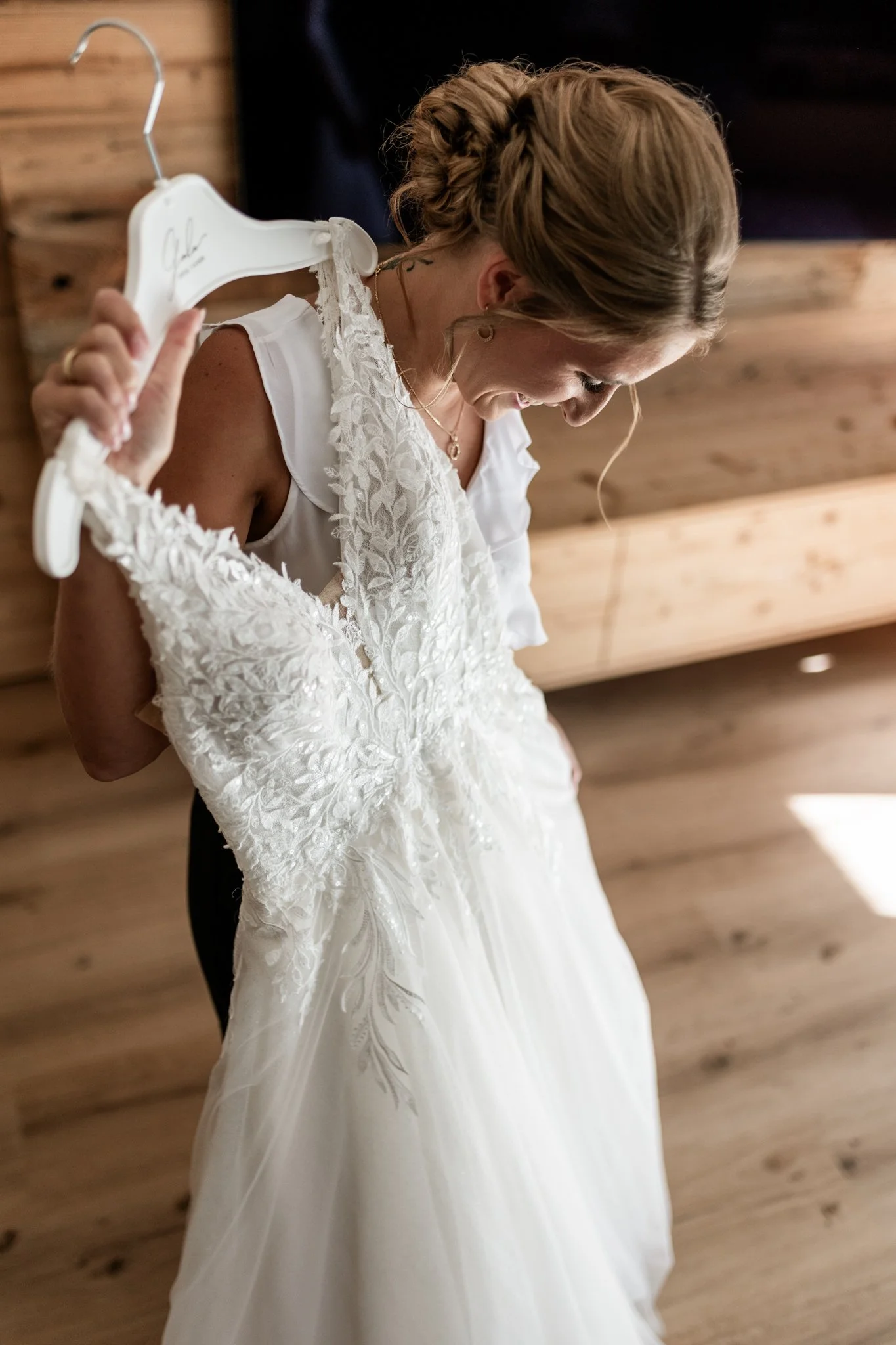 Erstes Anhalten des Kleider an die Braut 