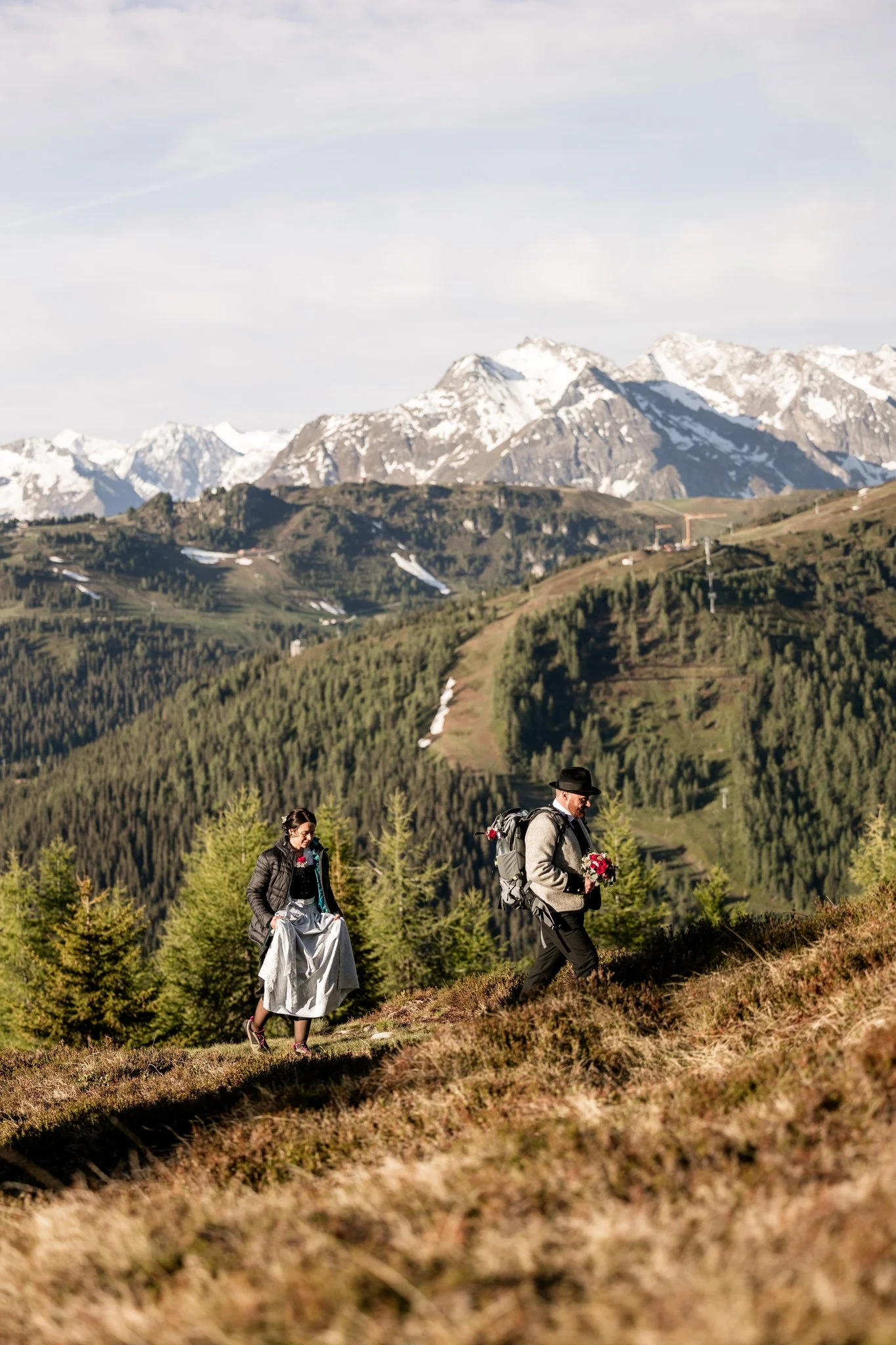 Rückweg des Brautpaares mit Zillertaler Bergwelt - Grünberg, im Hintergrund. 