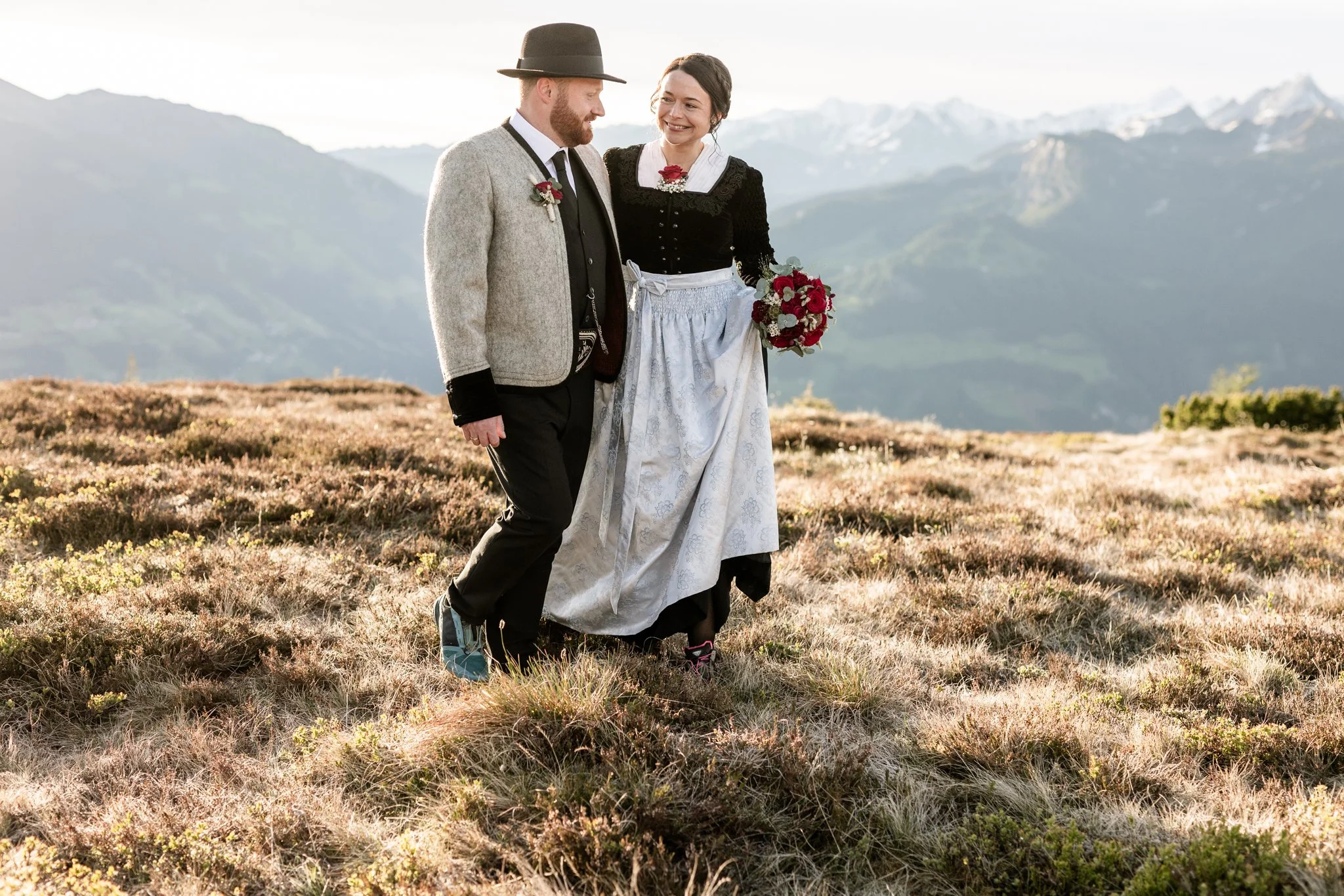 Hochzeit am Berg, weiches Licht, Authentische Hochzeitsfotos