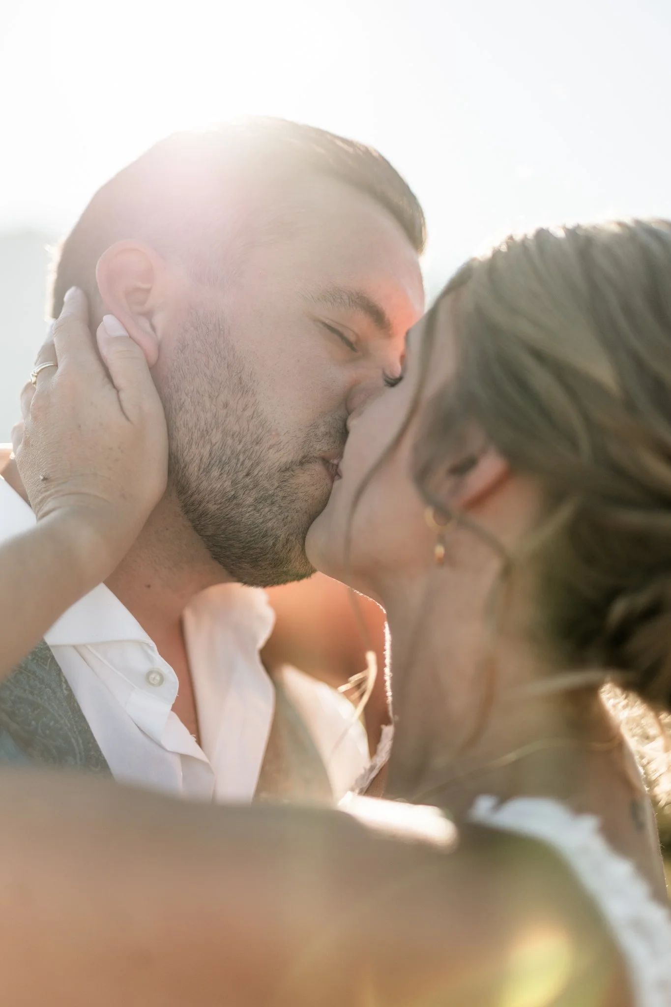 Portraitshooting Kuss verliebtes Brautpaar