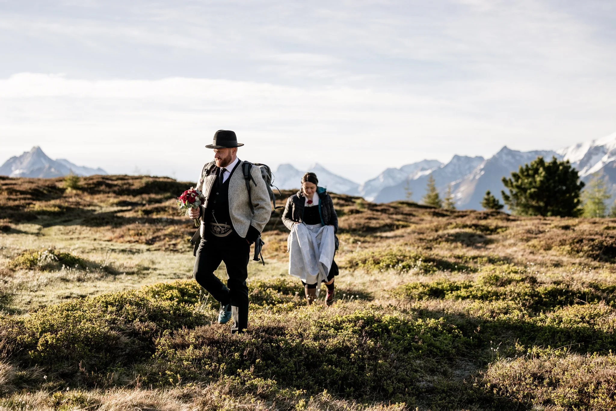 Nach dem Fotoshooting zu Sonnenaufgang beginnt für das Paar wieder der Rückweg über den Almweg in Mayrhofen. 