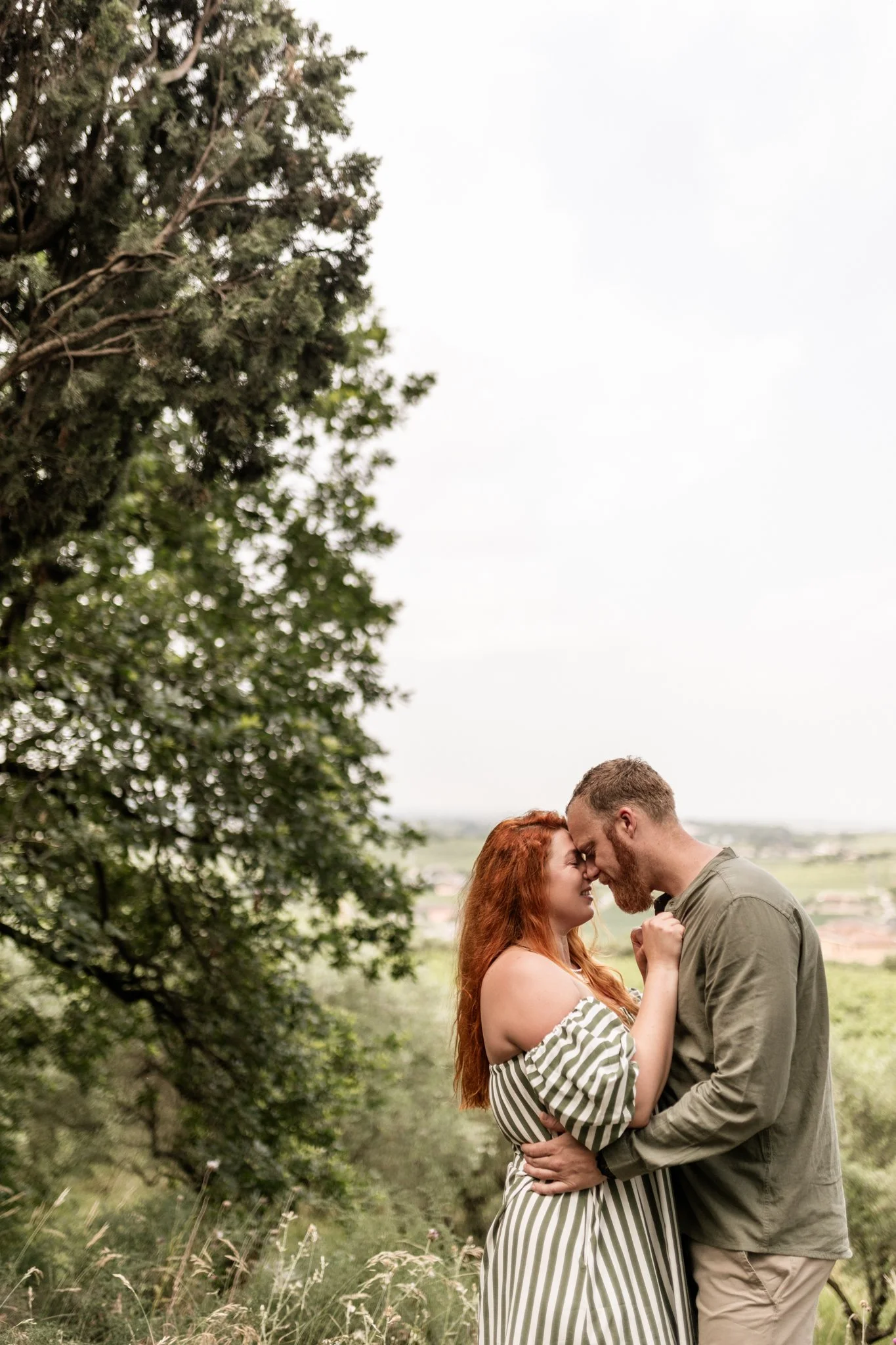 Mann und Frau lieben sich inmitten der beeindruckenden Landschaft rund um den Gardasee und Sona 
