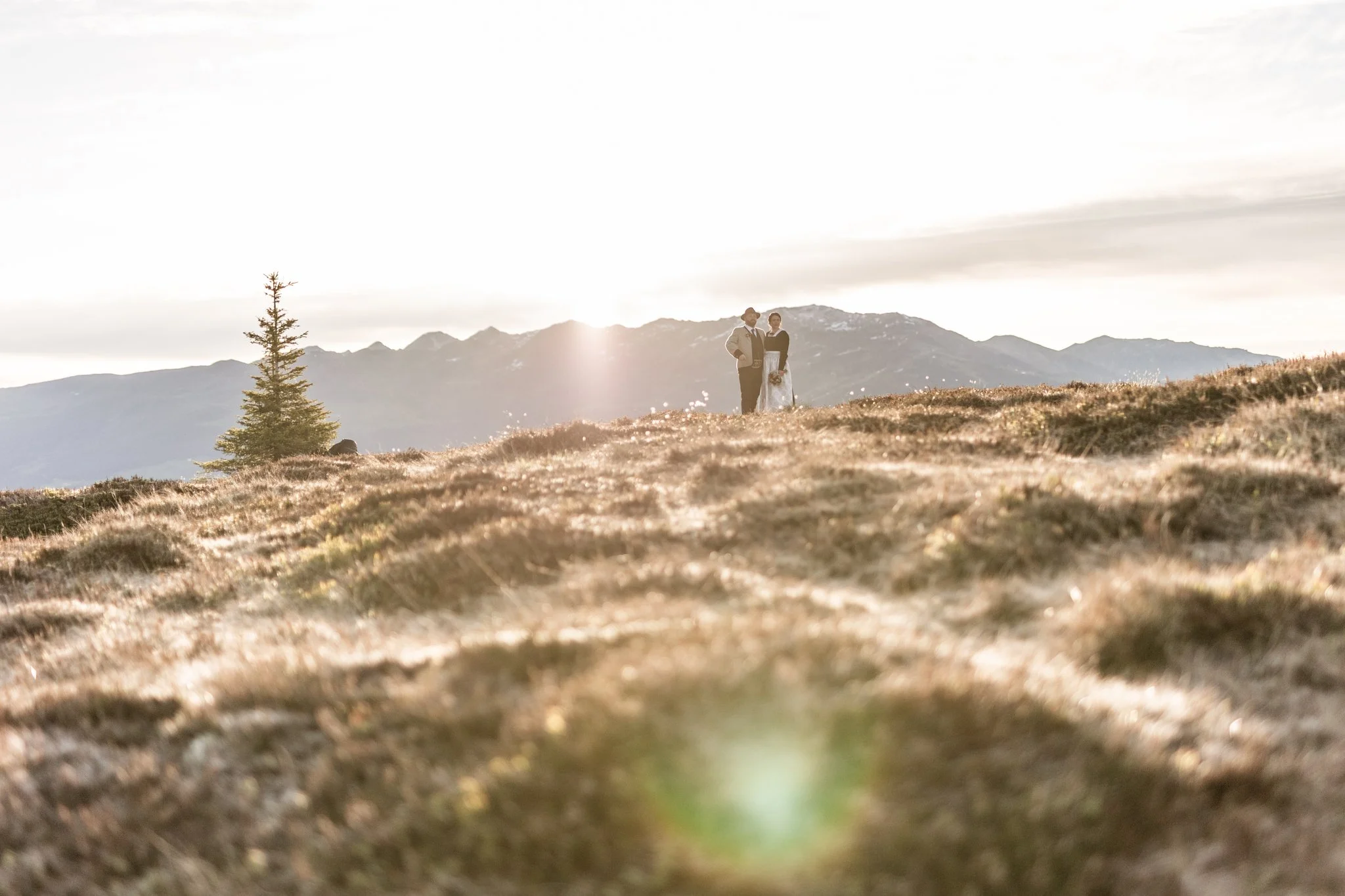 Früh morgens, wenn die Sonne weich und warm über das Land schwebt, wurde ein Hochzeitsfotoshooting am Berg durchgeführt. 