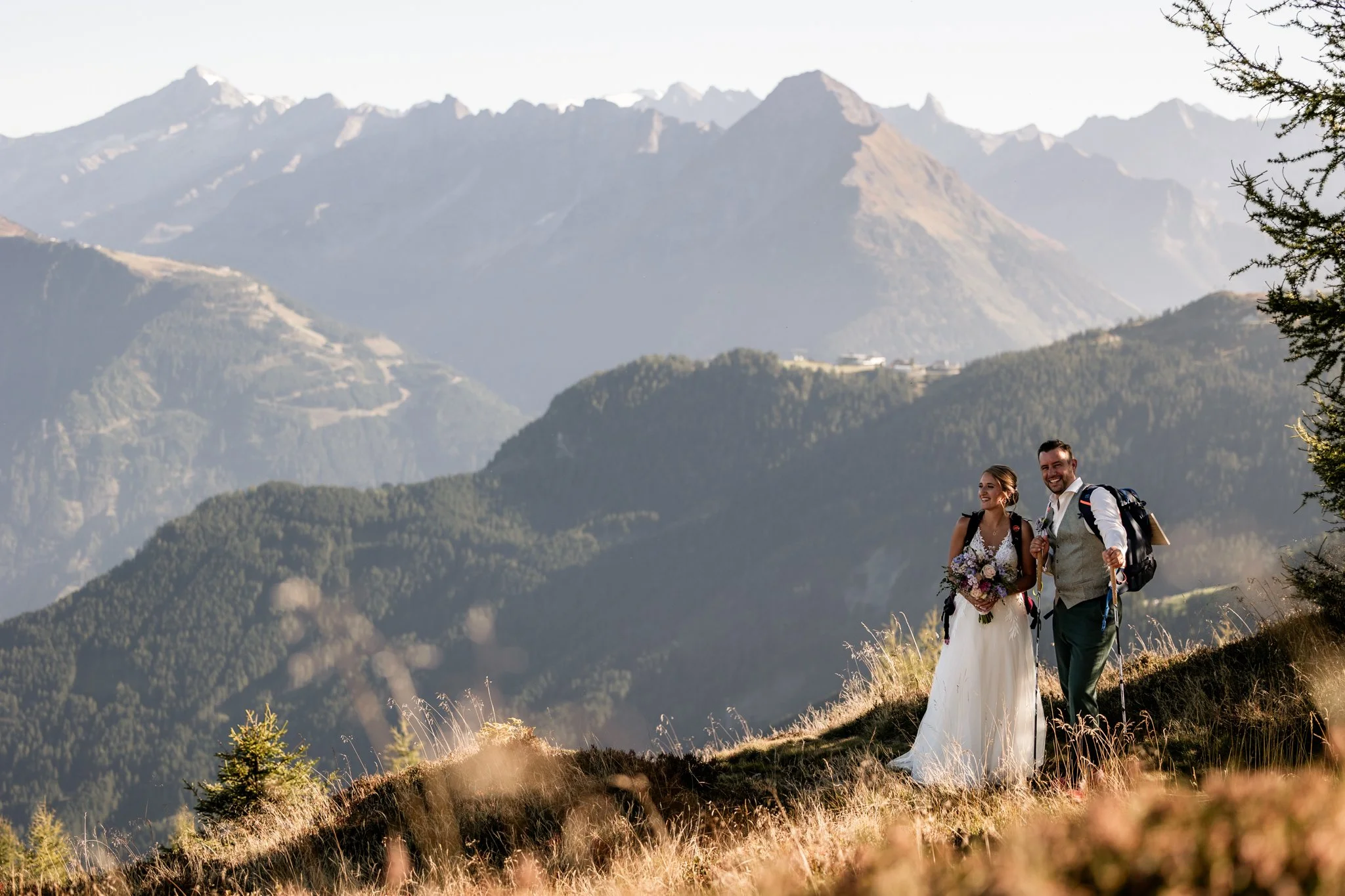 Brautpaar mit Blick auf das Penkenjoch und Ahornspitz