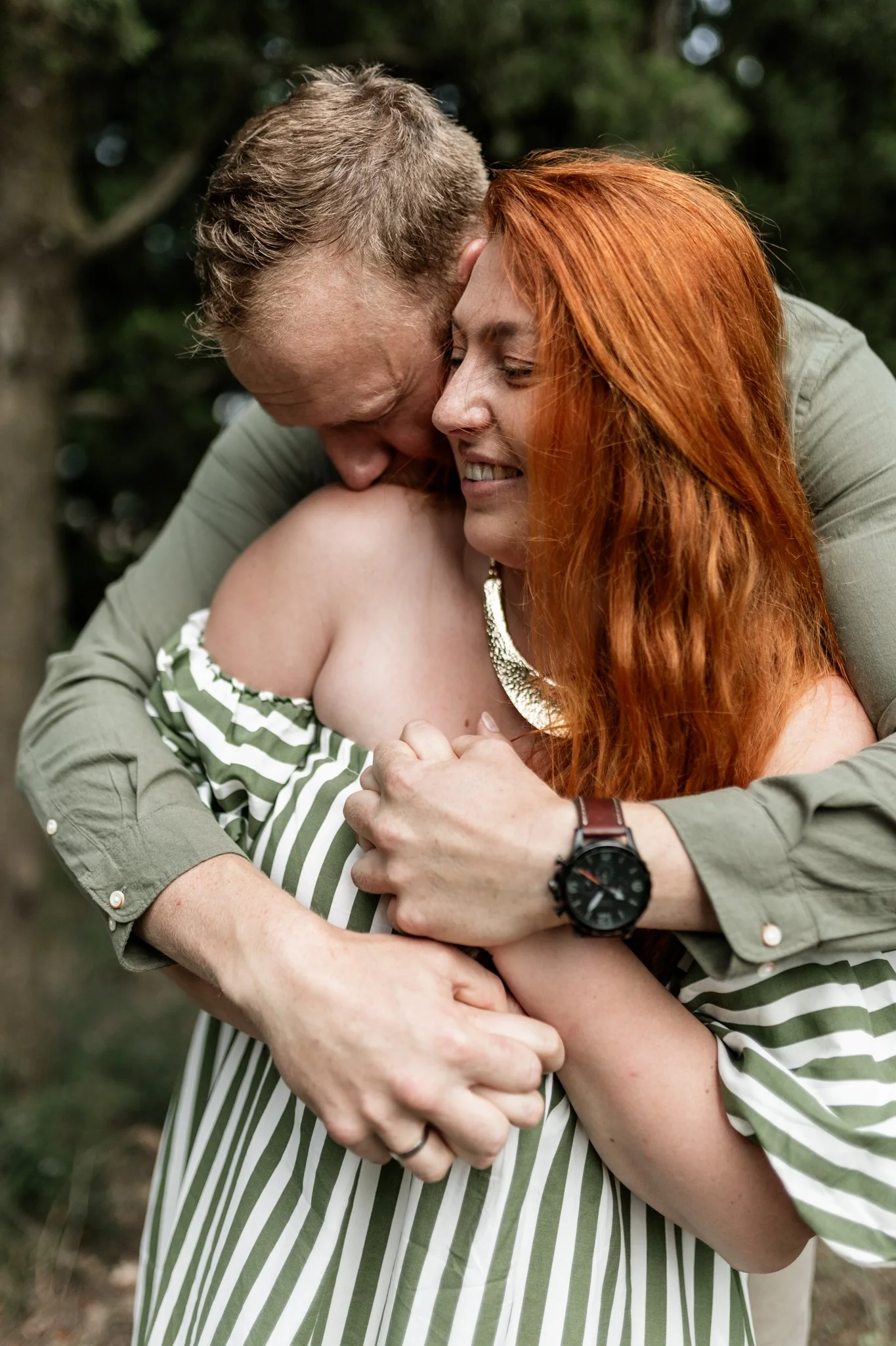 Liebevolle Umarmung von hinten 