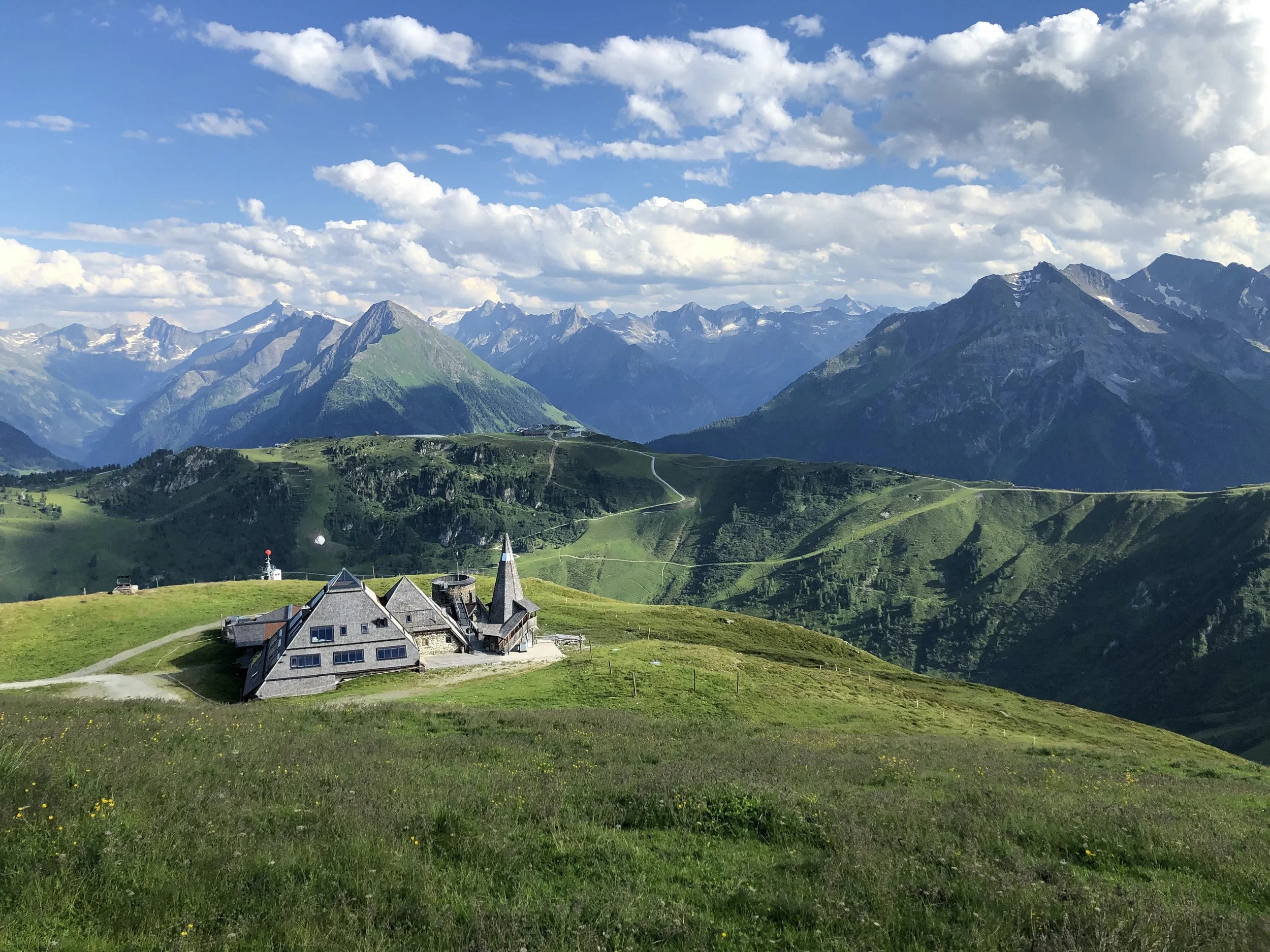 Schneekarhütte, Berghütte mit Pyramide, Exklusive Hochzeitslocation in Mayrhofen Skigebiet Mayrhofner Bergbahnen, freie Trauung am Berg mit Bergkulisse der Zillertaler Alpen