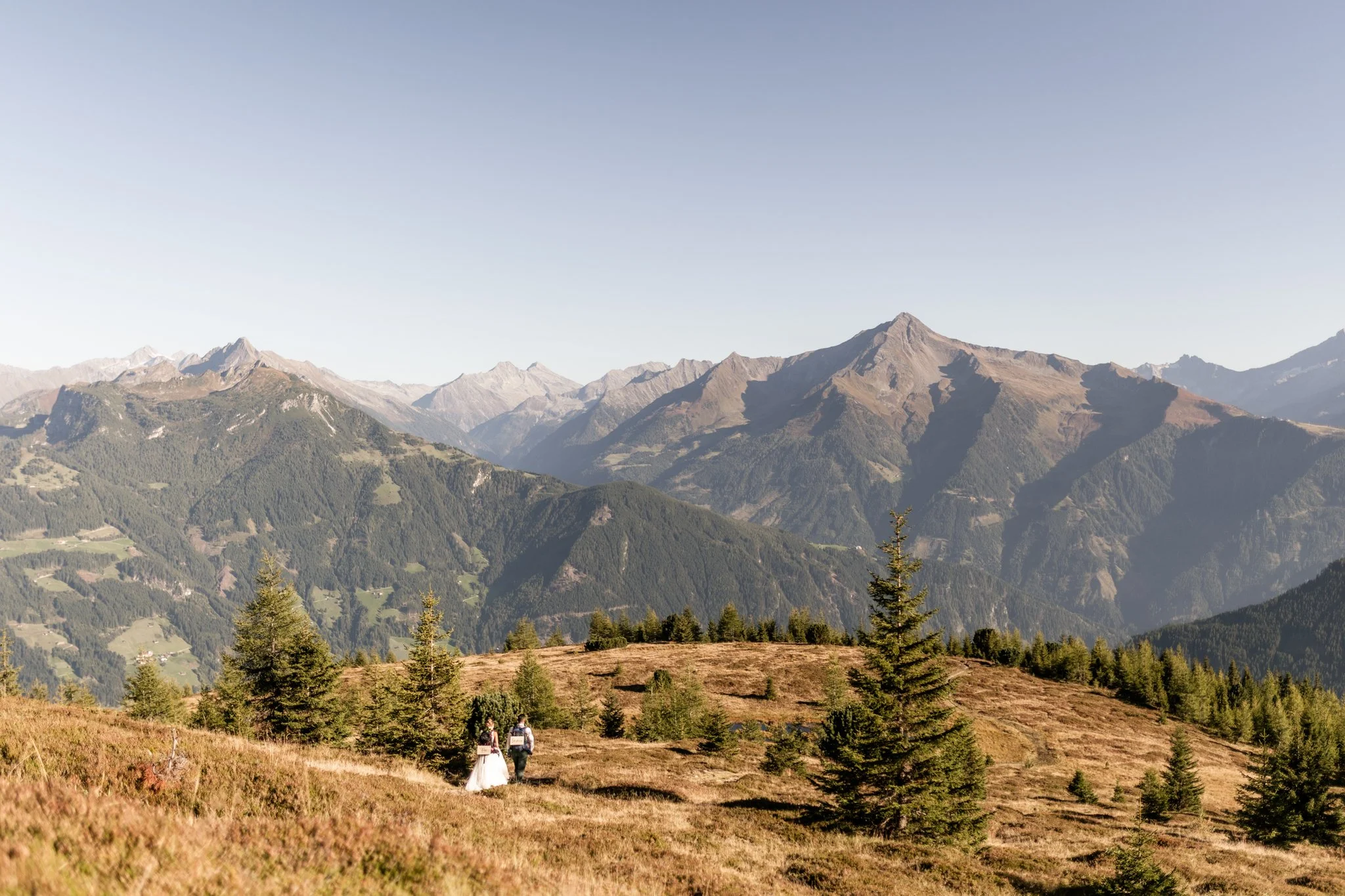 Wunderschöne Herbststimmung mit natürlichen Farben im Zillertal, die Ahornspitze der Brandberger Kolm und die Gerlossteinwand sind zu sehen, Panorama im Zillertal