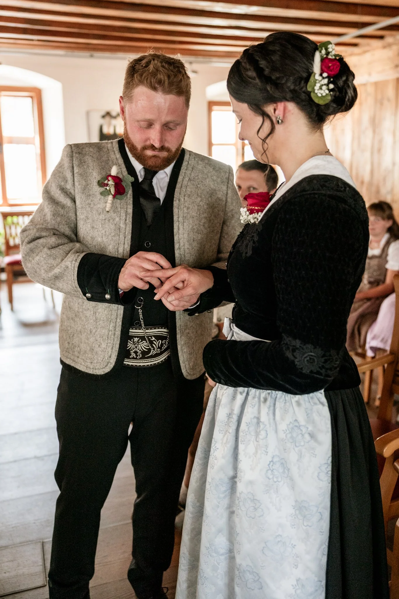 Das Anstecken der Ringe zwischen Braut und Bräutigam 