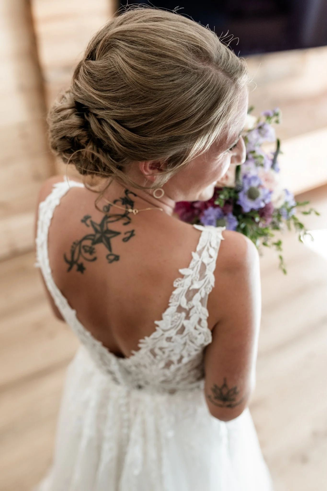 Braut im Hochzeitskleid, Frisur und Blumenschmuck 