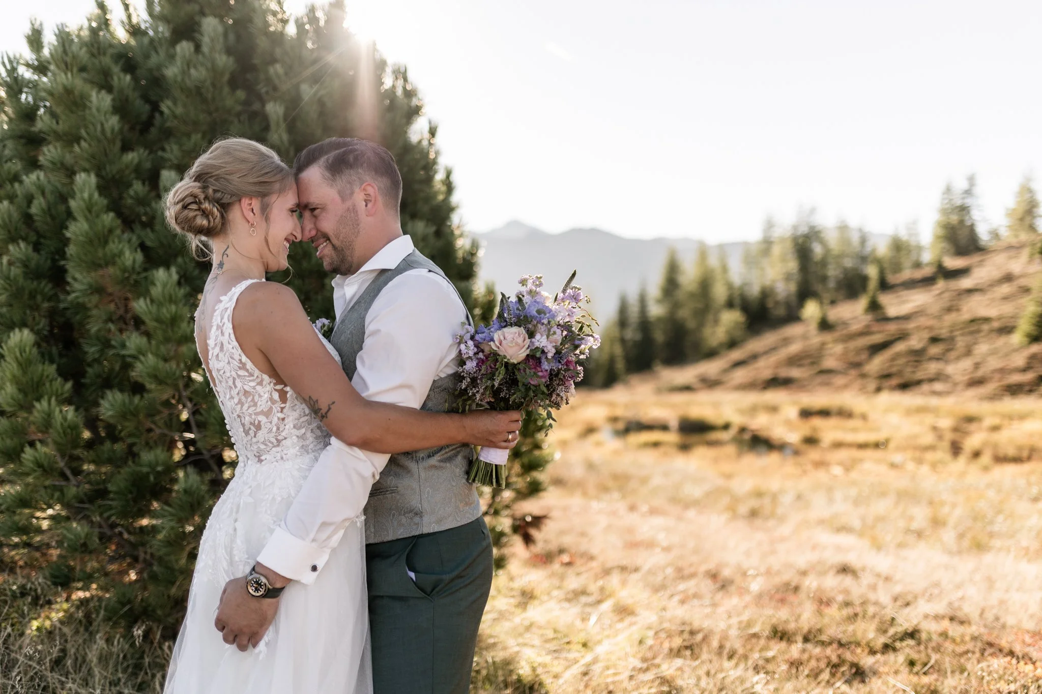 Tolle Lichtstimmung mit verliebtem Brautpaar