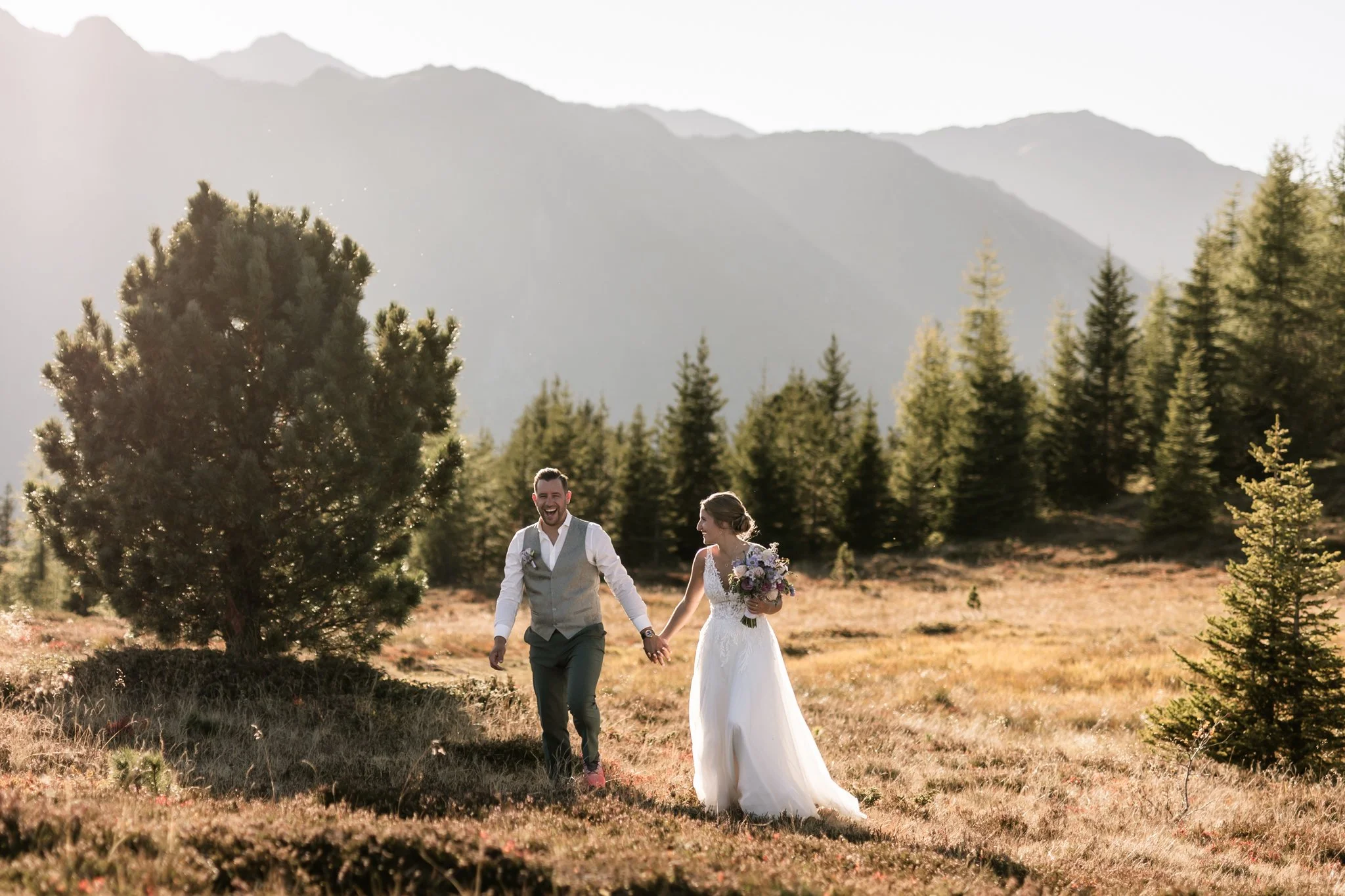 kleiner Spaziergang des Brautpaares in den Bergen im Zillertal