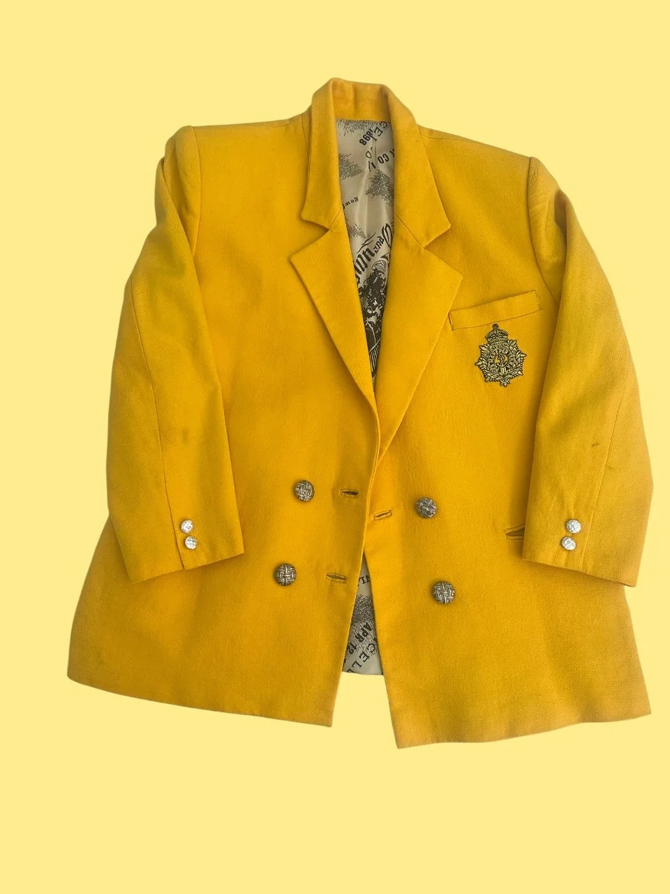 Blazer amarillo (vintage / sin marca visible)