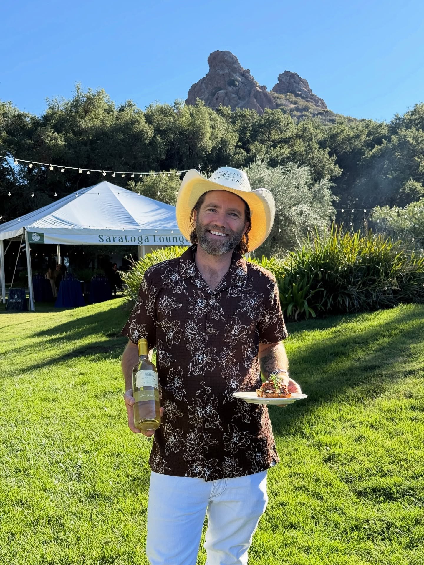 Golden hour calls for a glass of @anselmi_winery . #SanVincenzo is that effortless sip — citrus, minerality, and just enough fruit to make every pour feel like Italy in a bottle. And when the night lingers a little longer, #ICapitelli brings th