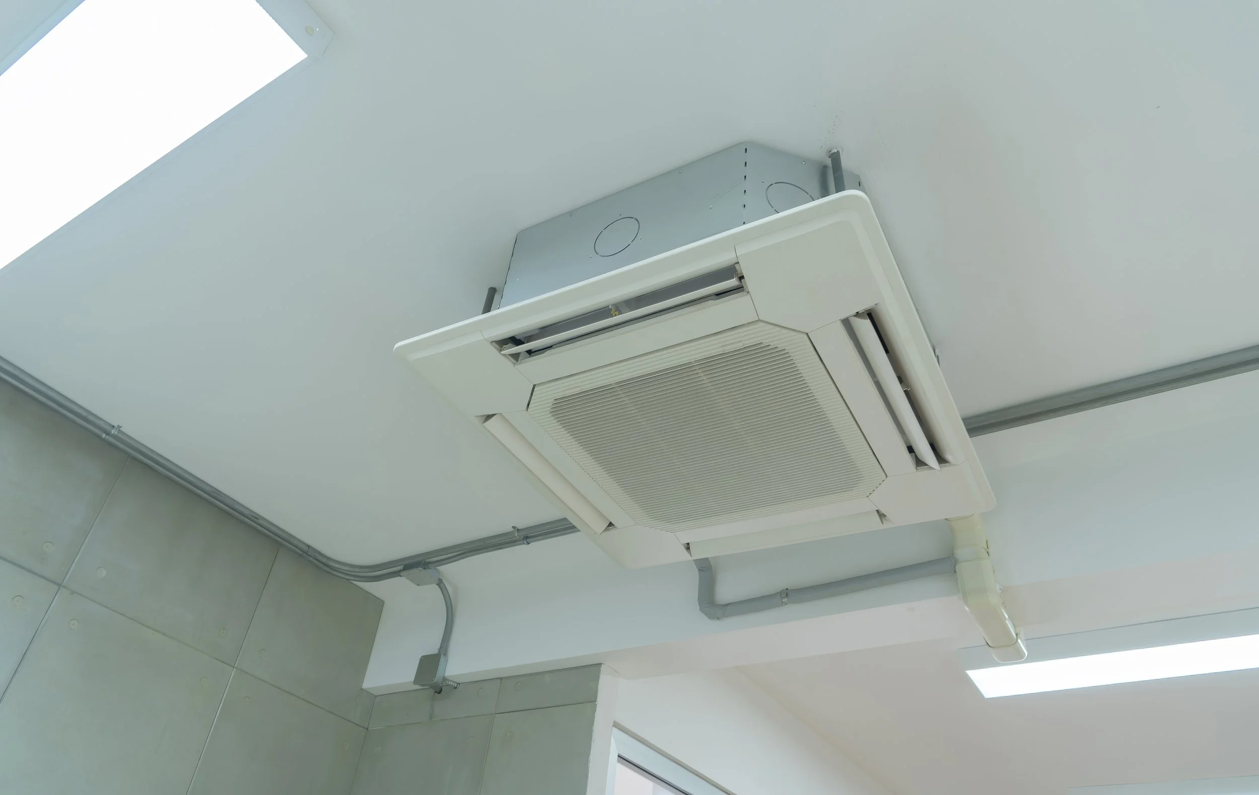 ceiling-mounted-cassette-type-air-conditioner-in-b-2024-10-18-08-42-07-utc.jpg