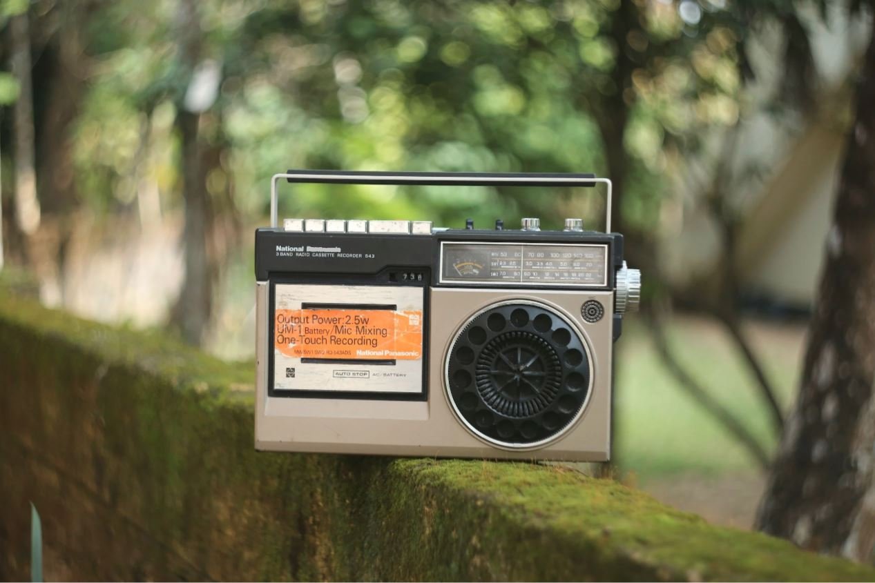 Einladung zur Vernissage – und ein Radiointerview zum Auftakt 