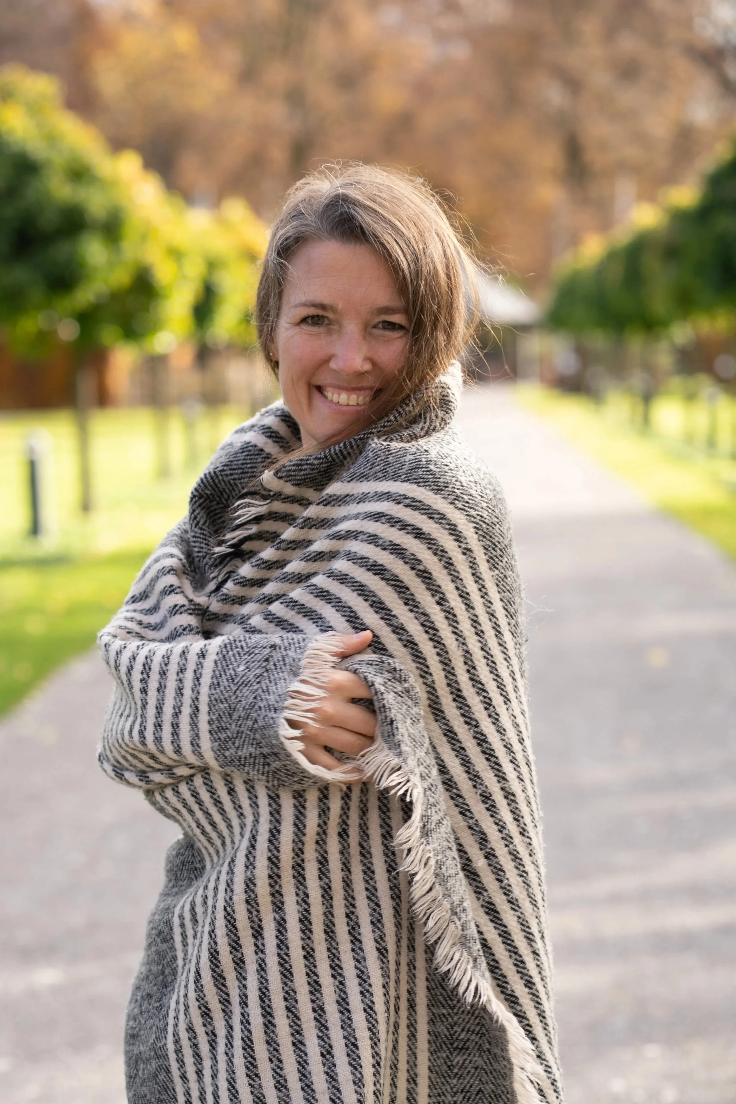 Porträt ganzheitliche Therapeutin in der Natur