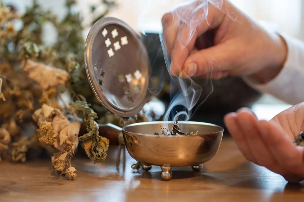 Räucherung der selbsthergestellten Räuchermischung des Heilpraktikers in Rosenheim