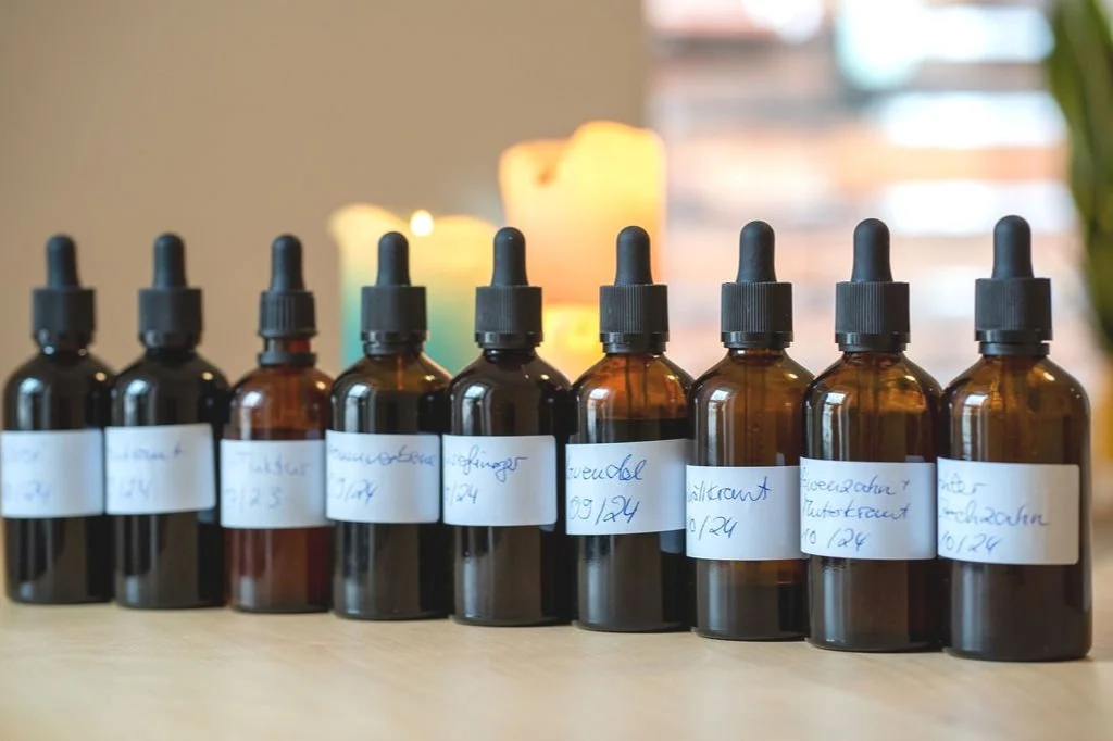 Tinkturen und Heilpflanzen in der Heilpraktikerpraxis Katharina Westner in Rosenheim – natürliche Therapie