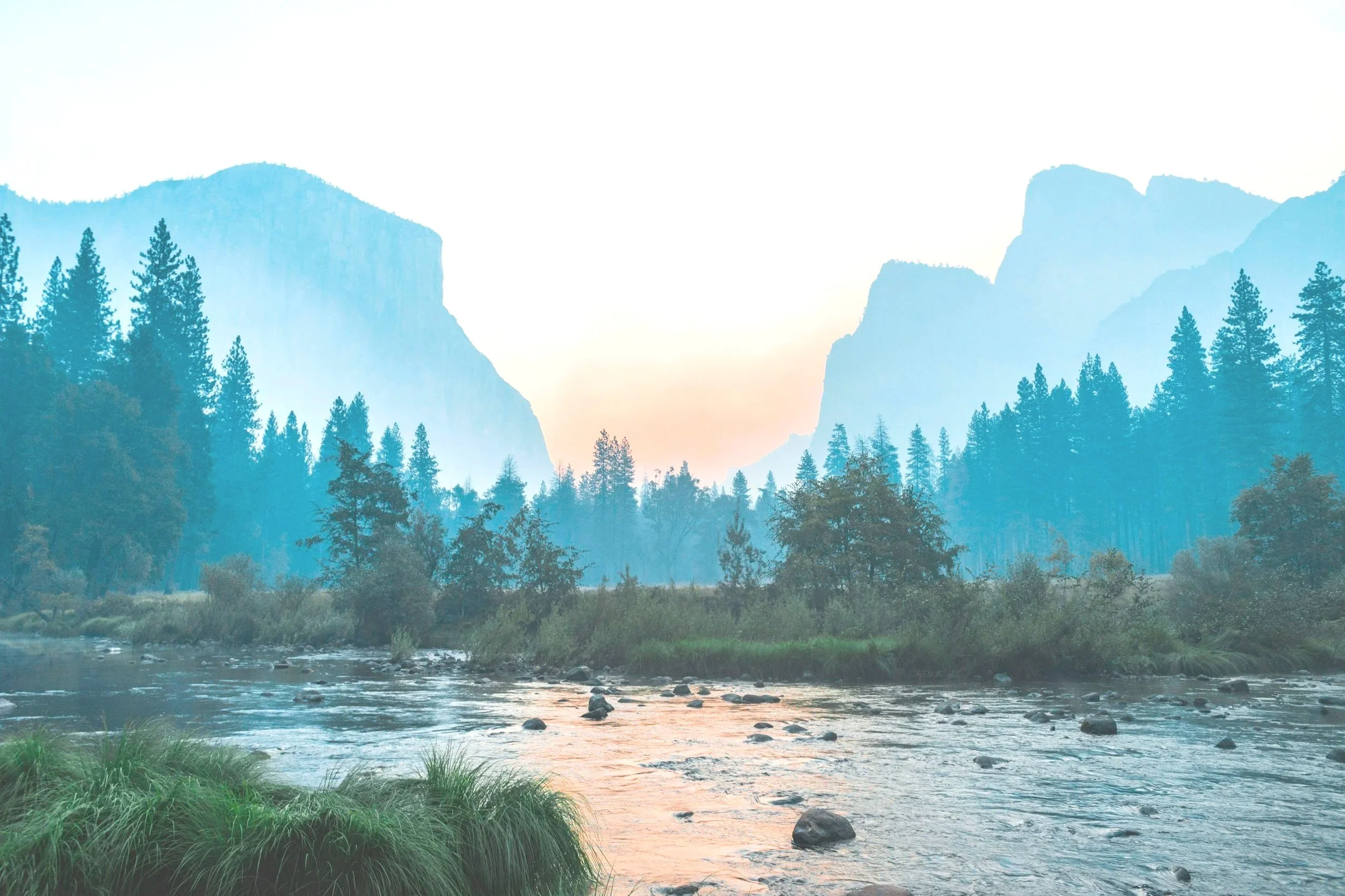 Berge und Fluss als Symbol für innere Ruhe, Veränderung und achtsame Begleitung in Lebenskrisen bei Stress und emotionaler Erschöpfung.