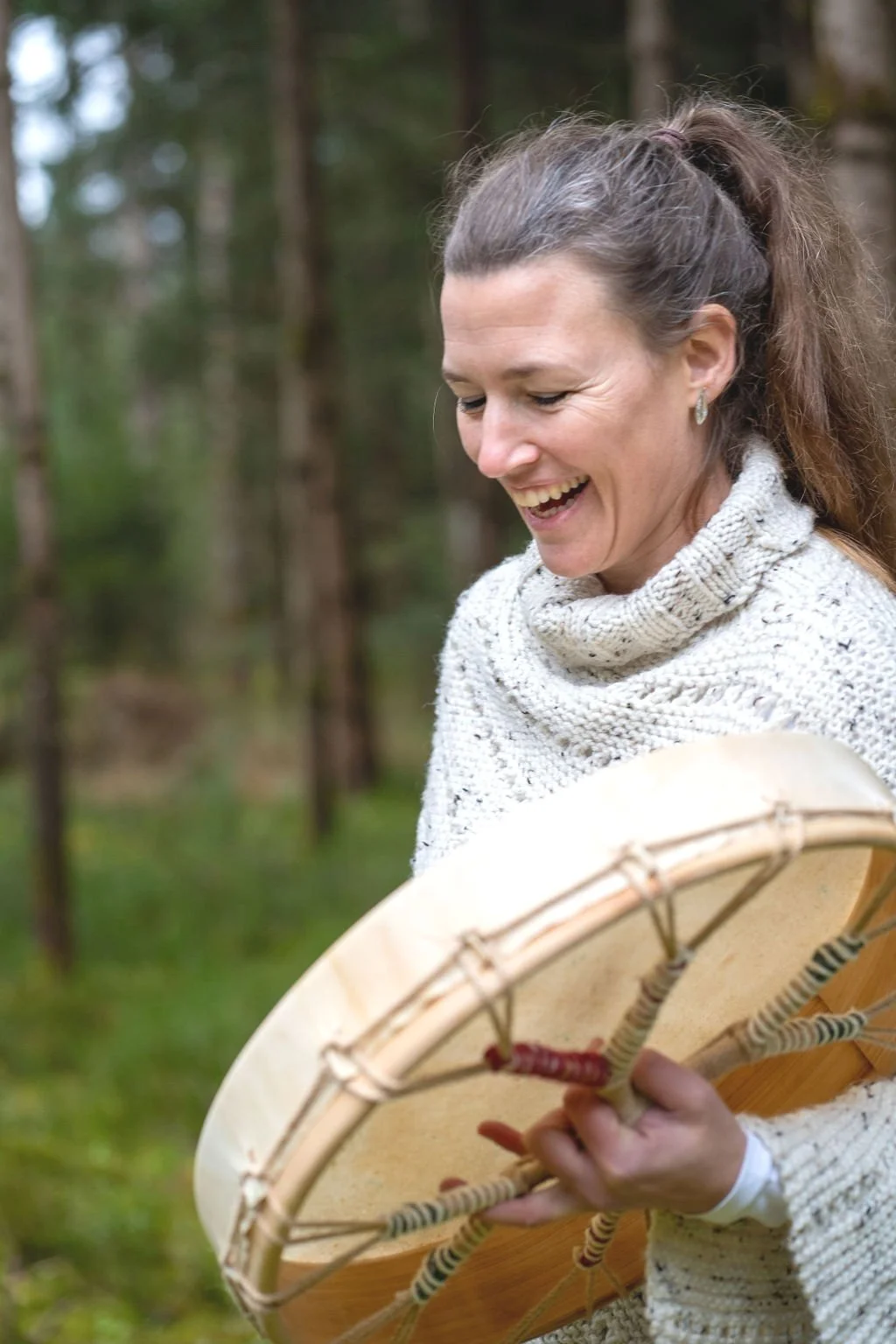 Heilpraktikerin aus Rosenheim in der Natur mit ihrer Trommel