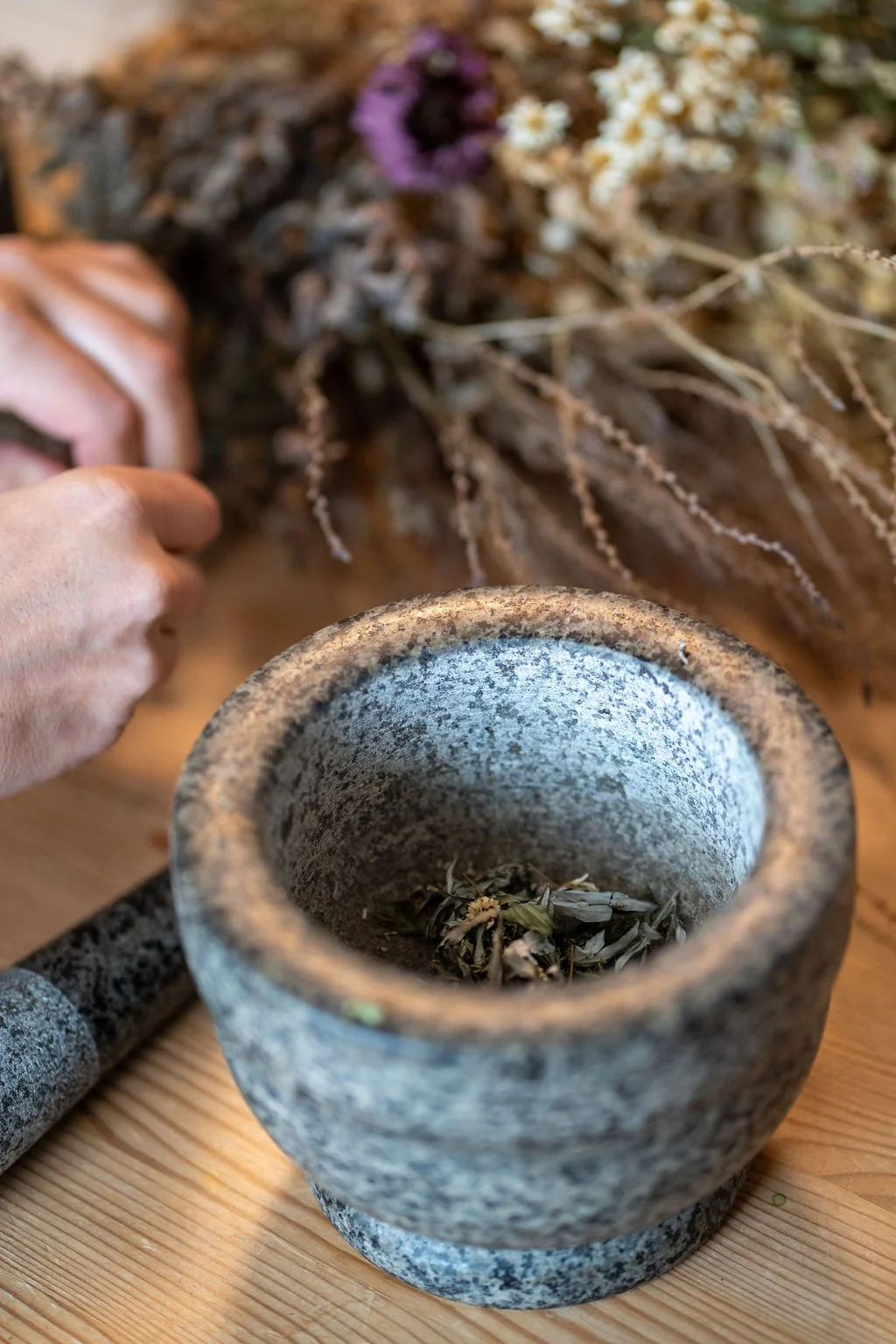 Zubereitung der Heilkäuter durch Kräuter-Expertin Katharina Westner in der Praxis in Rosenheim