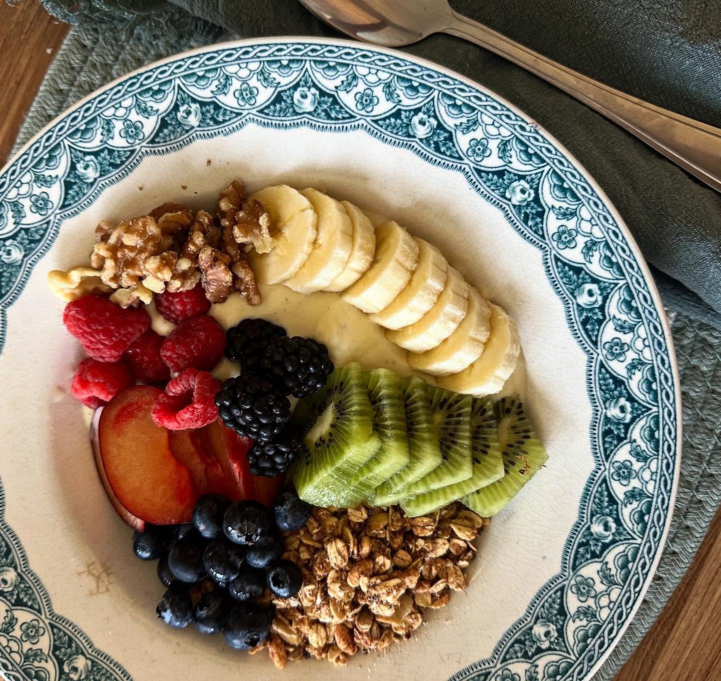 A beautiful breakfast to start the day - homemade granola, fresh fruit, nuts and seeds and some yoghurt. Literally my favourite breakfast! #fiveaday #breakfastclub #wholefood #plantbased #winchester #privatechef #privatedining