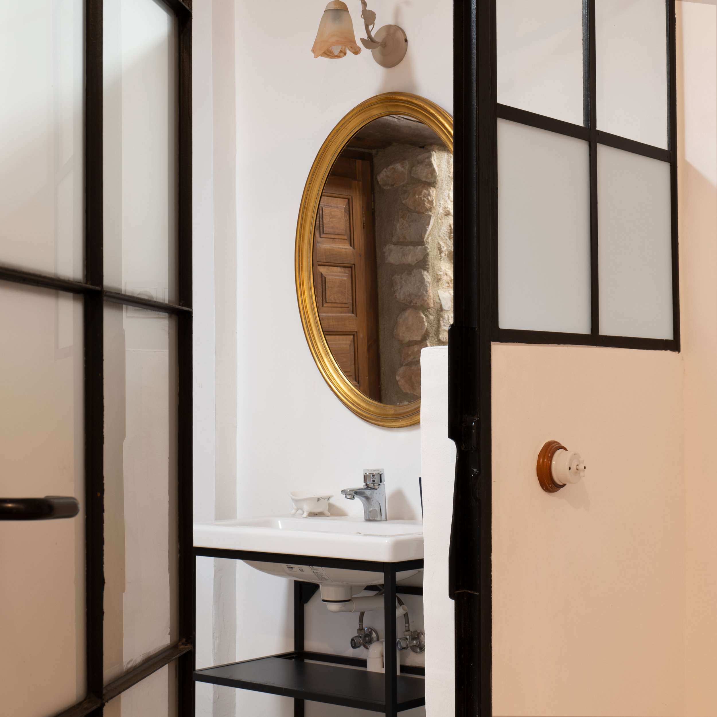 Experience spa-like relaxation in our stylish bathrooms, featuring natural stone finishes and a calming ambiance. A touch of luxury in every detail.
