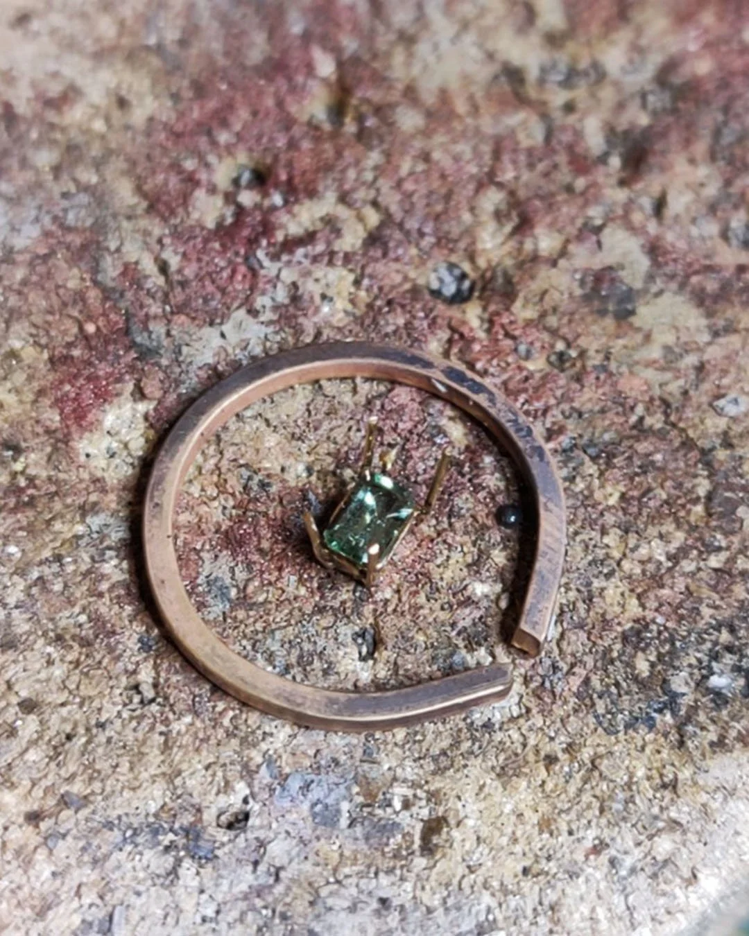 Phase de création, d'une bague, anneau et pierre du bijou avant sertissage et soudure.