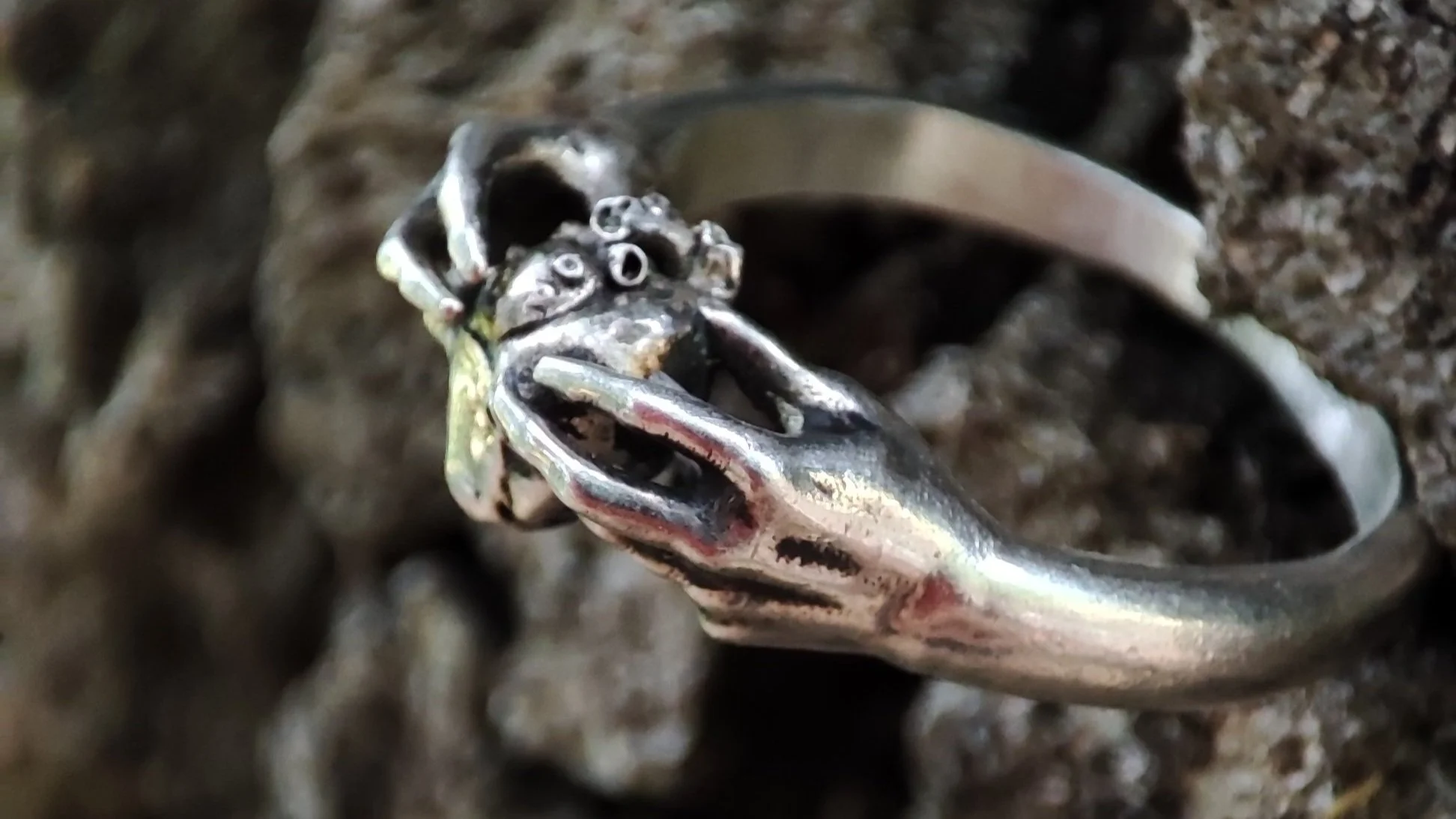 Bague de Claddagh représentant deux mains enserrant un cœur anatomique en argent massif. Bague de style gothique fabriquée à Paris, a argent massif 925. B traditionnelle irlandaise offerte pour des fiançailles ou portée comme alliance.