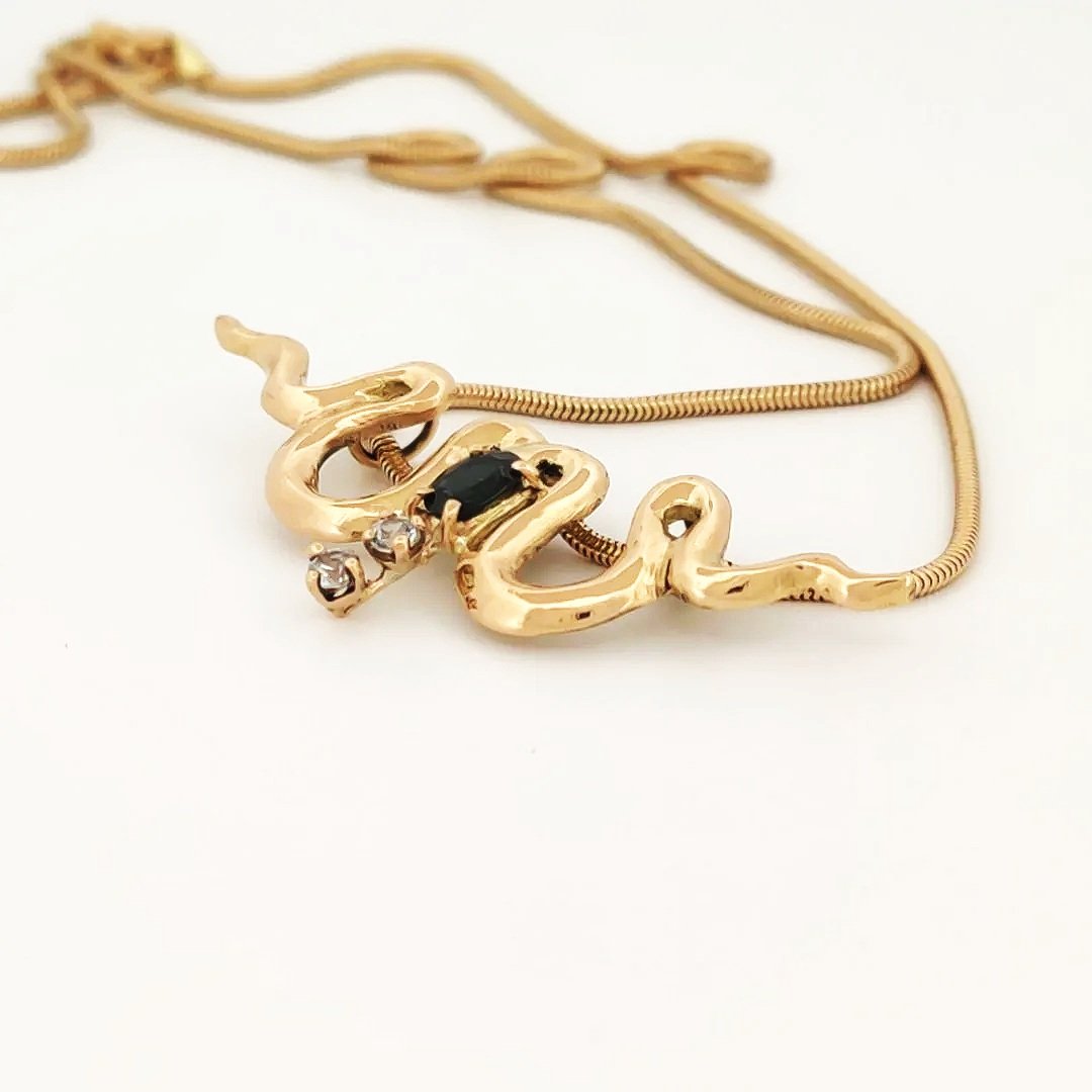 Création unique en or massif, saphir et diamants, représentant de façon stylisée un un charmant reptile