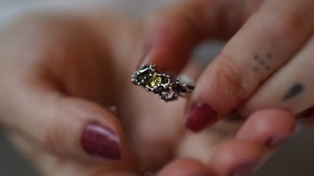 Alliance organique en argent massif 925 et sphene, d'inspiration naturelle poétique et moderne, bijou intemporel création WIT joaillerie.