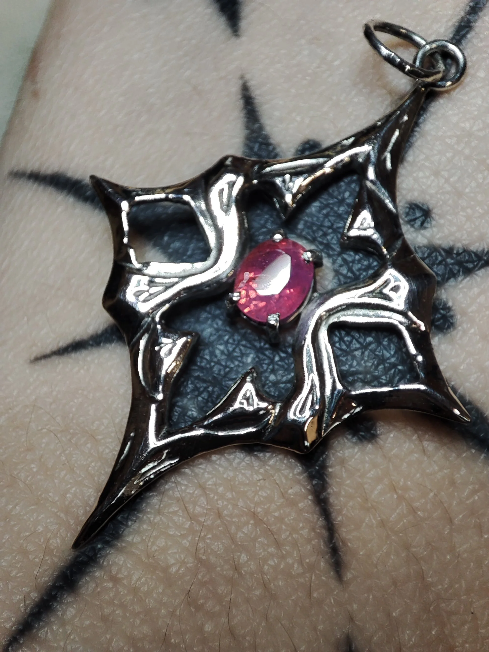 Pendentif en argent massif 925 création originale Shrine de WIT Joaillerie avec une pierre précieuse rouge exceptionnelle, un rare saphir vietnamien en son centre. Pendentif déclinable sur mesure.