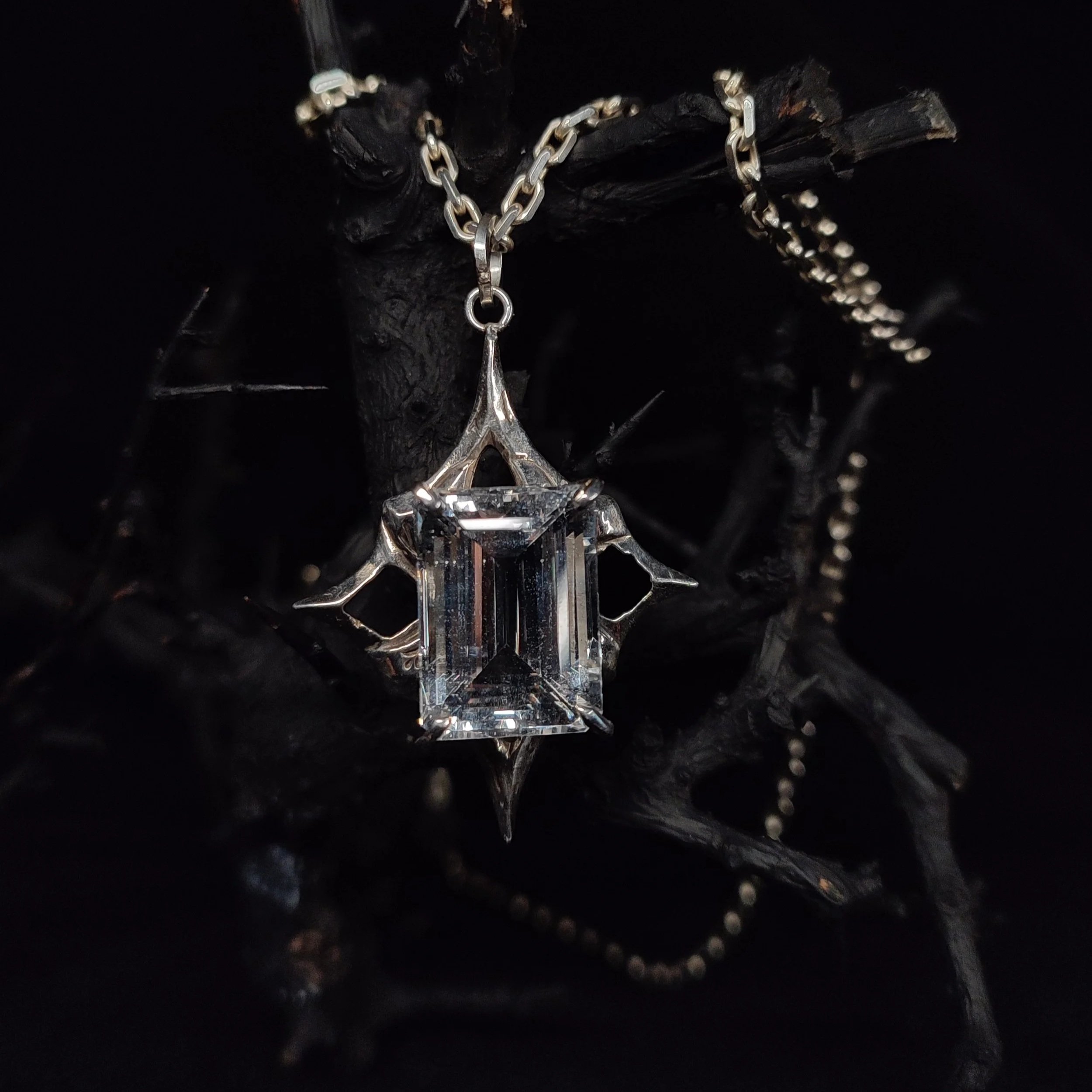 pendentif en argent massif 925 et aigue marine. Création Shrine de WIT Joaillerie pour la collection temps. Bijou étoile elfique avec réutilisation d'une pierre appartenant à la cliente.