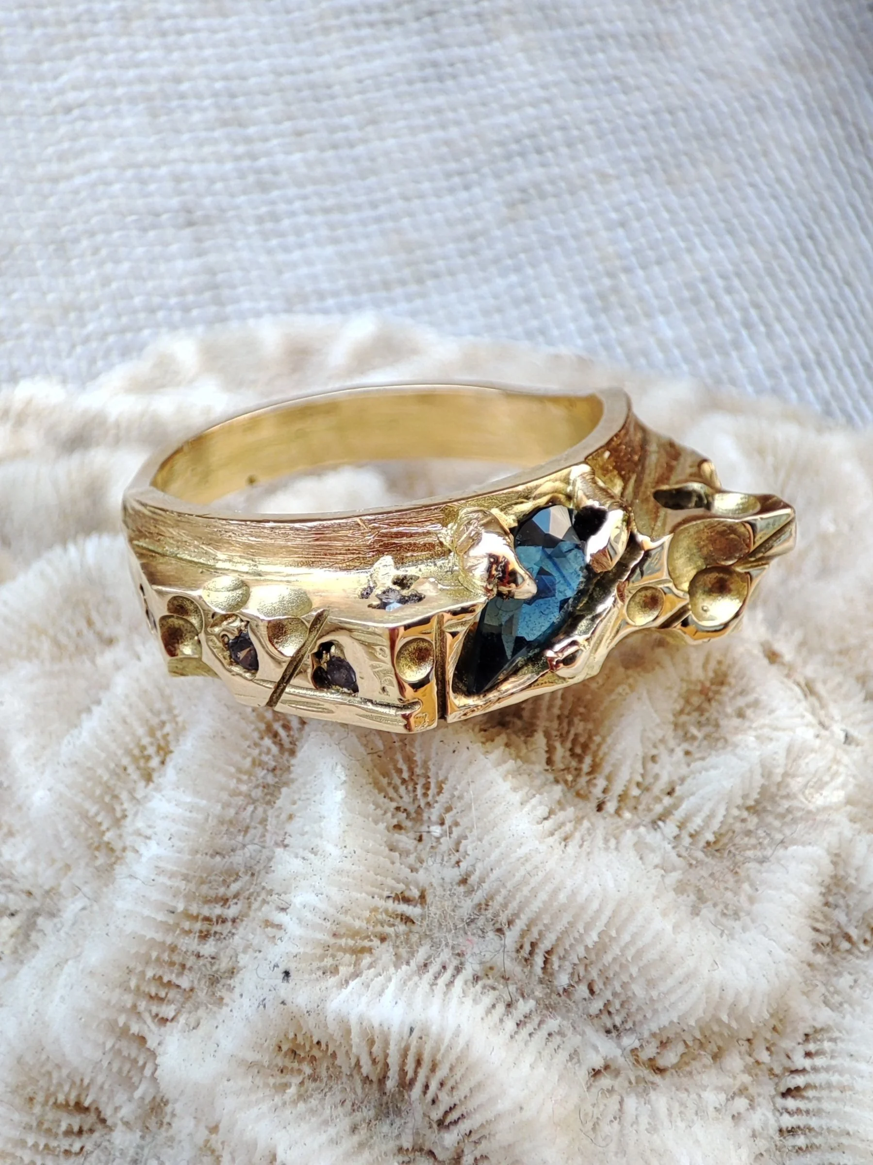 Bague en argent texturée avec un zircon bleu taillé en France